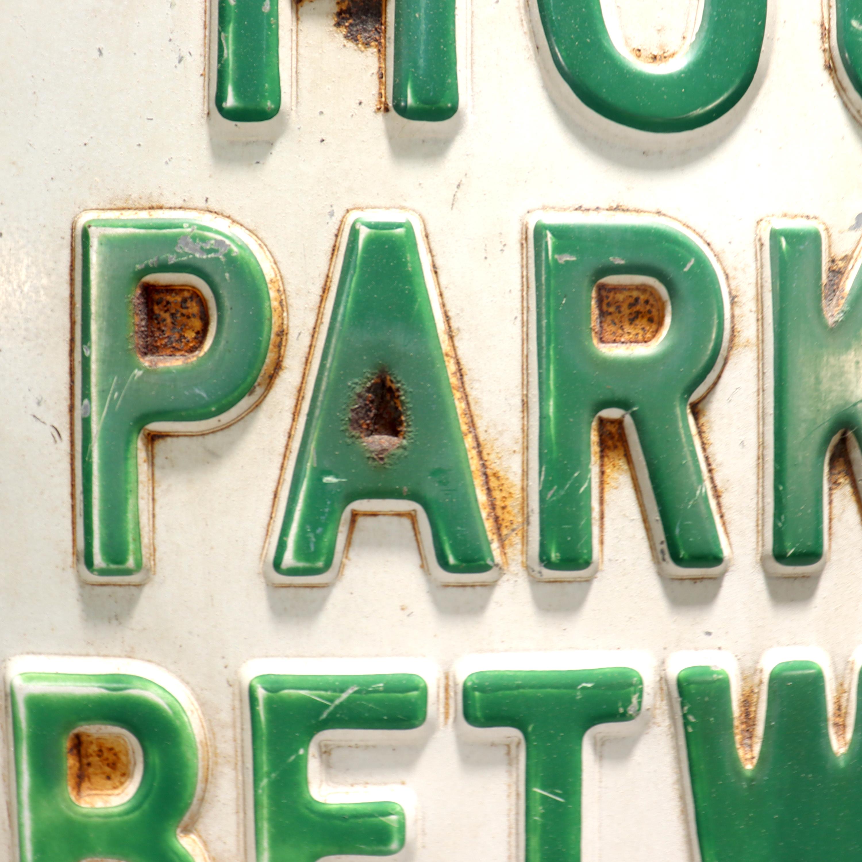 Panneau de rue « Two Hour Parking » en acier peint en vert et blanc des années 1960  Bon état - En vente à Philadelphia, PA