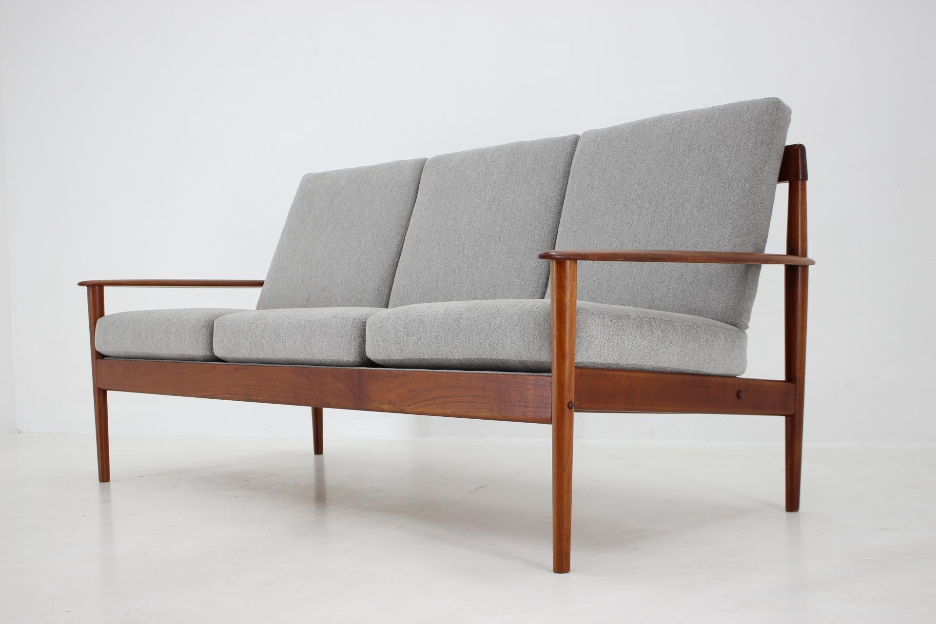 Grete Jalk, 3-Sitzer-Sofa aus Teakholz für Poul Jepessen, Dänemark, 1960er Jahre (Moderne der Mitte des Jahrhunderts)