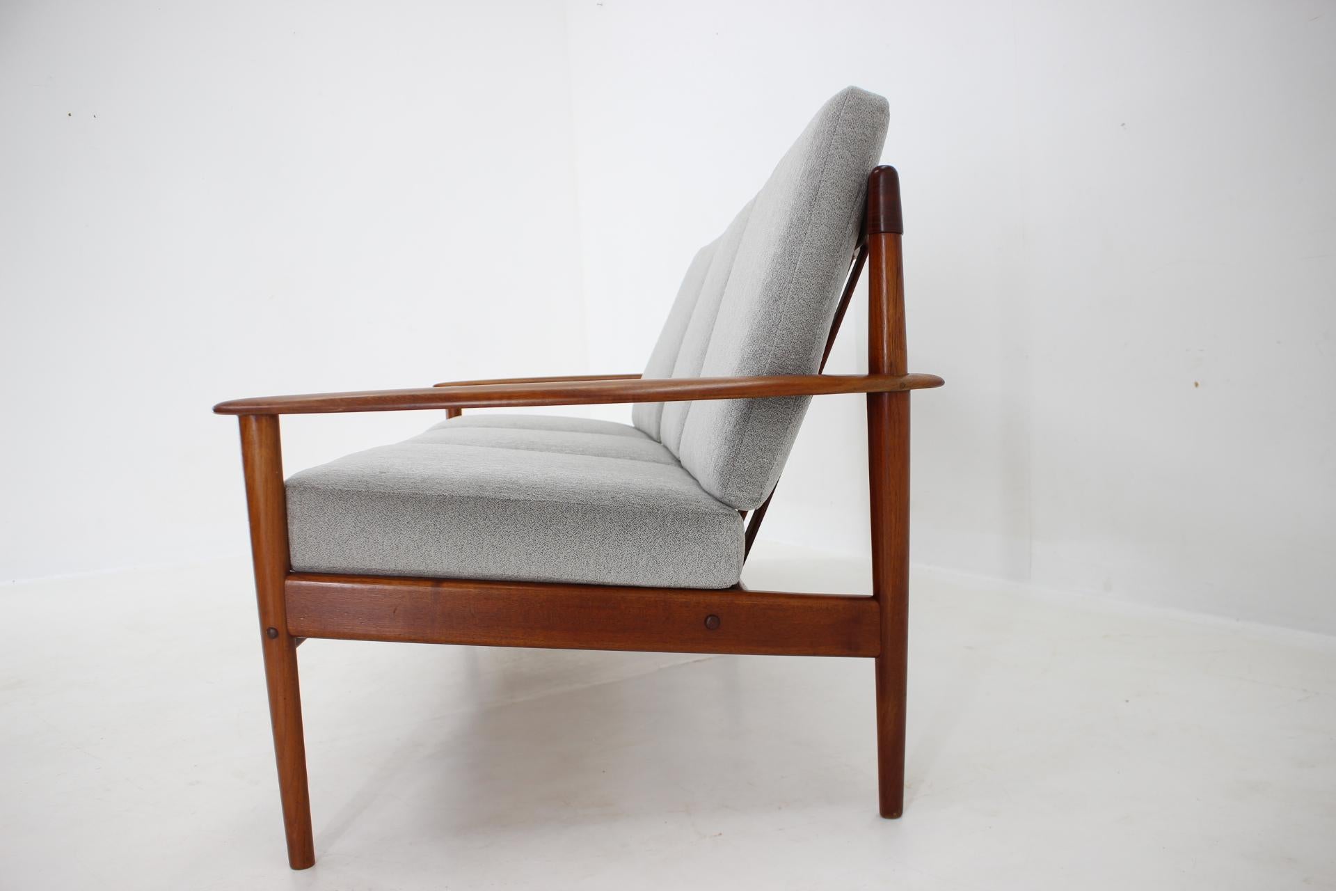 1960s Grete Jalk Teak 3-Seater Sofa for Poul Jepessen, Denmark In Good Condition For Sale In Praha, CZ