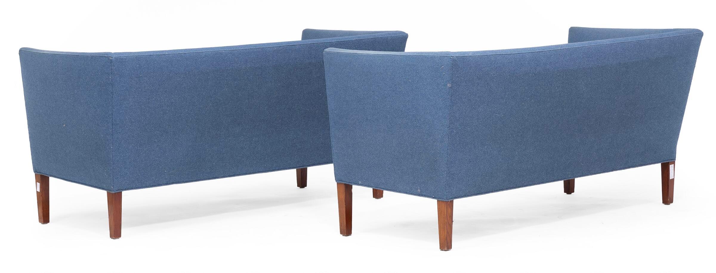 Cuatro disponibles: Sofás exentos Grete Jalke de los años 60 con patas de roble teñido y tapicería de lana azul y fabricados por Johannes Hansen. Requieren retapizado. Lana con manchas, desgaste y defectos.