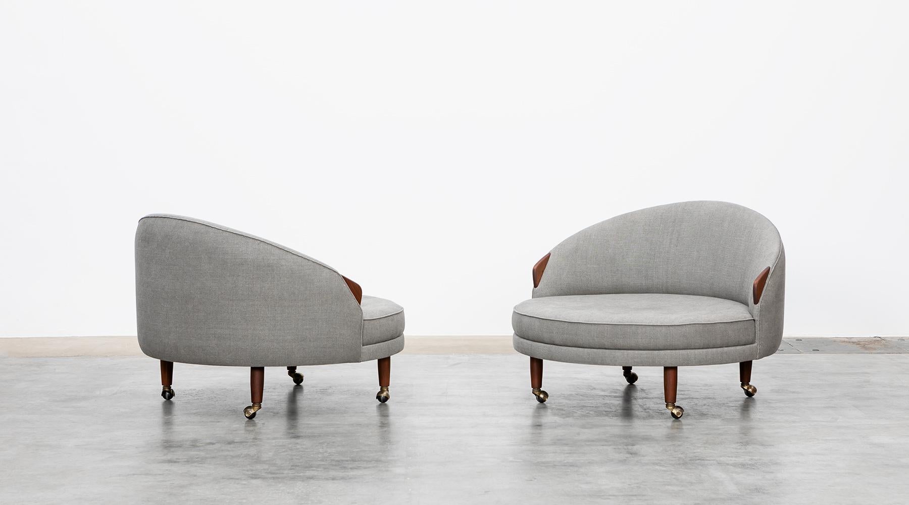 New upholstery in light grey fabric, matching pair, lounge chairs by Adrian Pearsall, USA, 1965.

Matching pair of 'Havana' lounge chairs. These two lounge chairs are recently reupholstered with a high quality material in grey. The two objects stand