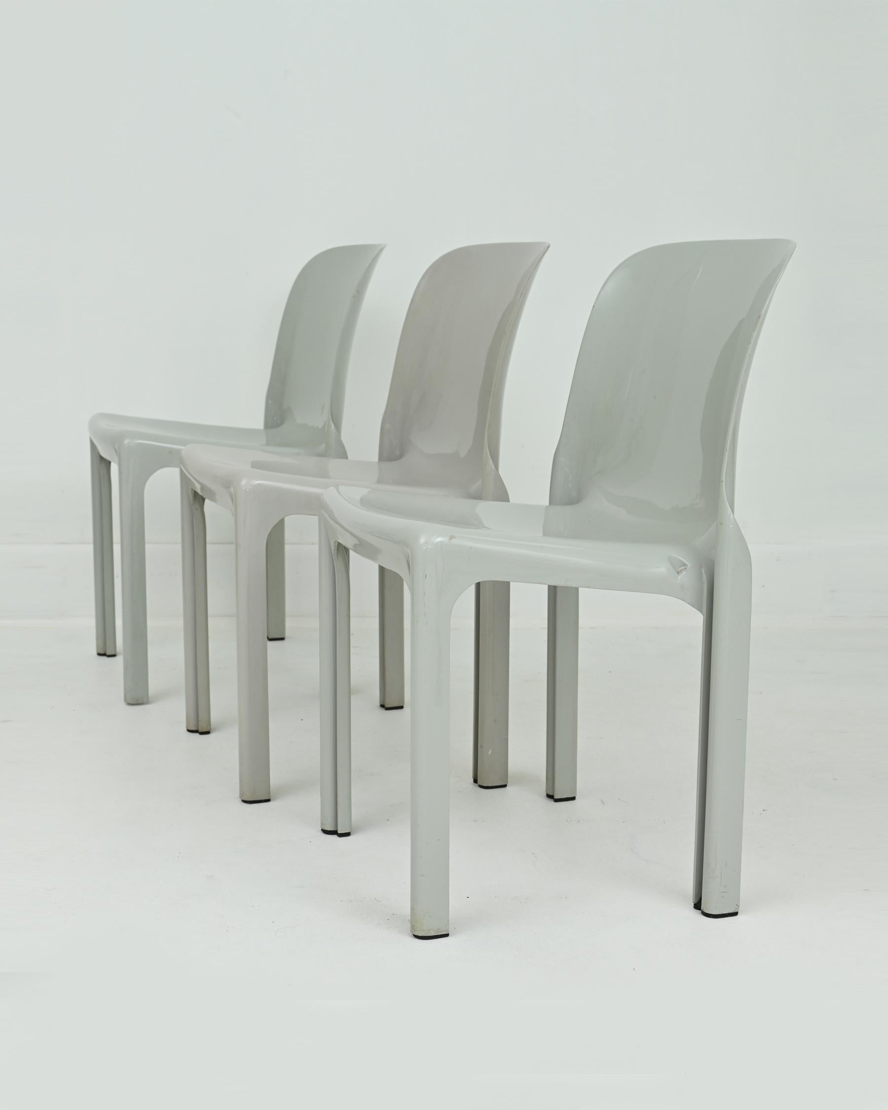 Chaises empilables Selene grises des années 1960 de Vico Magistretti pour Artemide Bon état - En vente à San Gabriel, CA