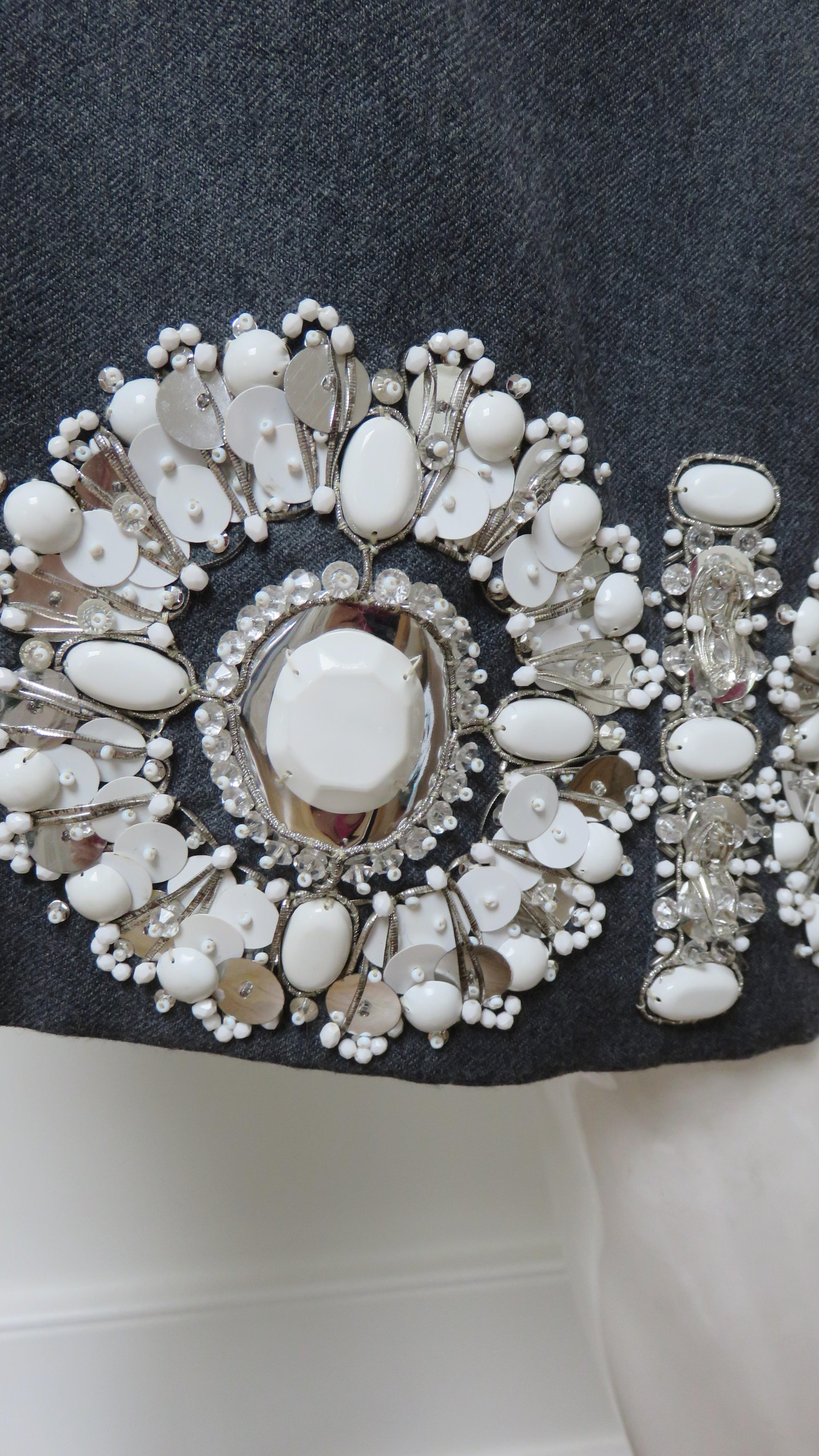 Grauer Rock aus den 1960er Jahren mit aufwändigem Perlenbesatz Damen im Angebot