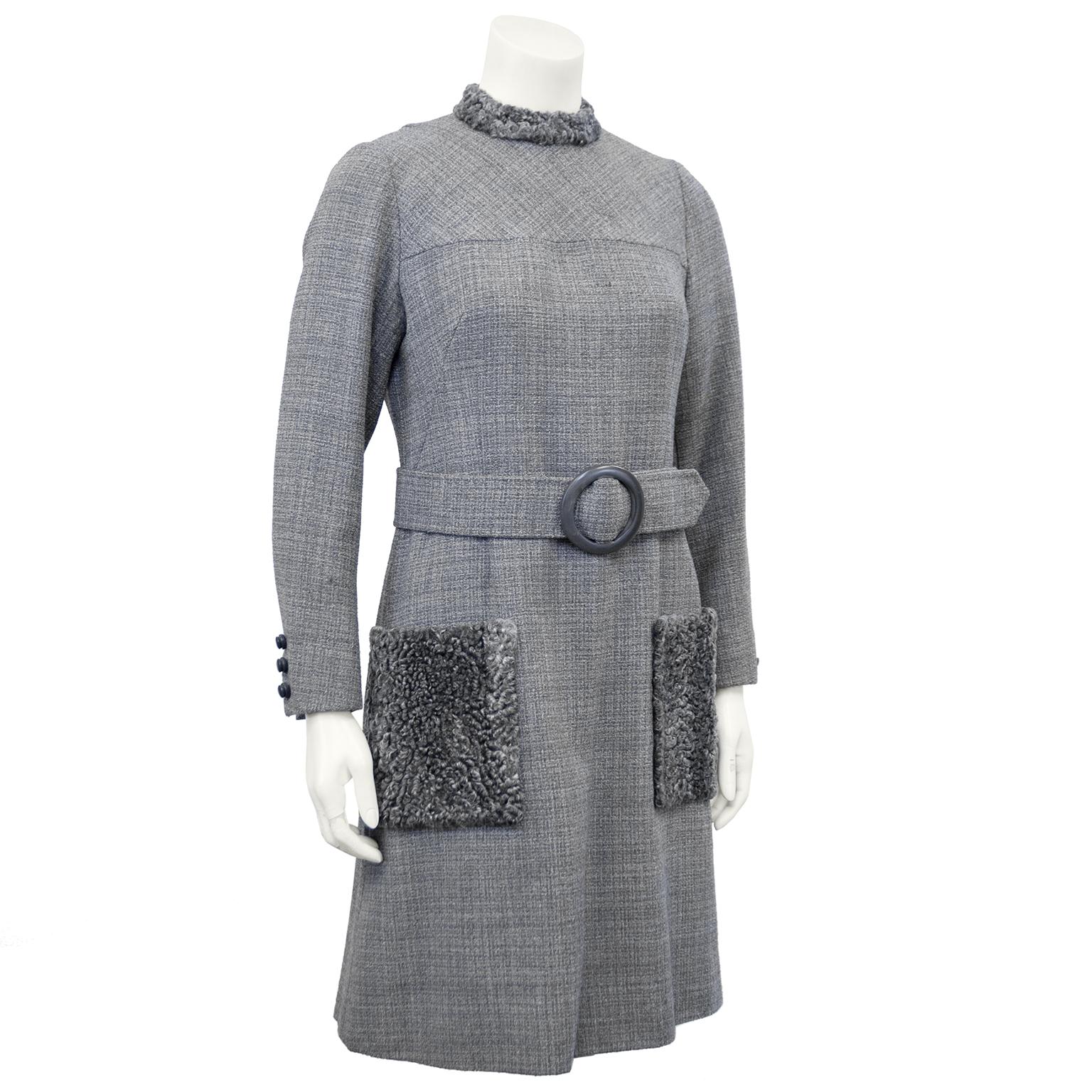Impresionante vestido mod de los años 60. Tejido de lana gris con cuello simulacro de cordero persa gris y grandes bolsillos de parche. Mangas largas con cinturón opcional a juego con hebilla redonda de plástico gris. Tres botones mod de plástico