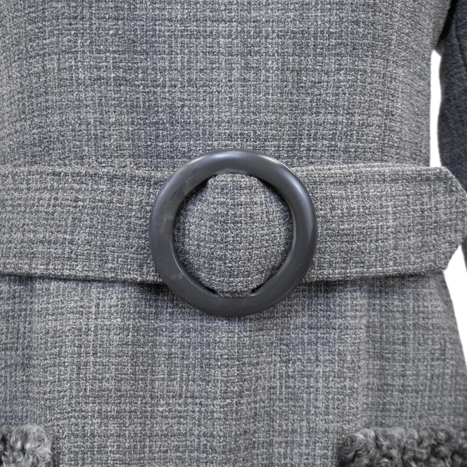 De las mujeres Vestido camisero en tejido de lana gris de los años 60 con detalles de cordero persa en venta