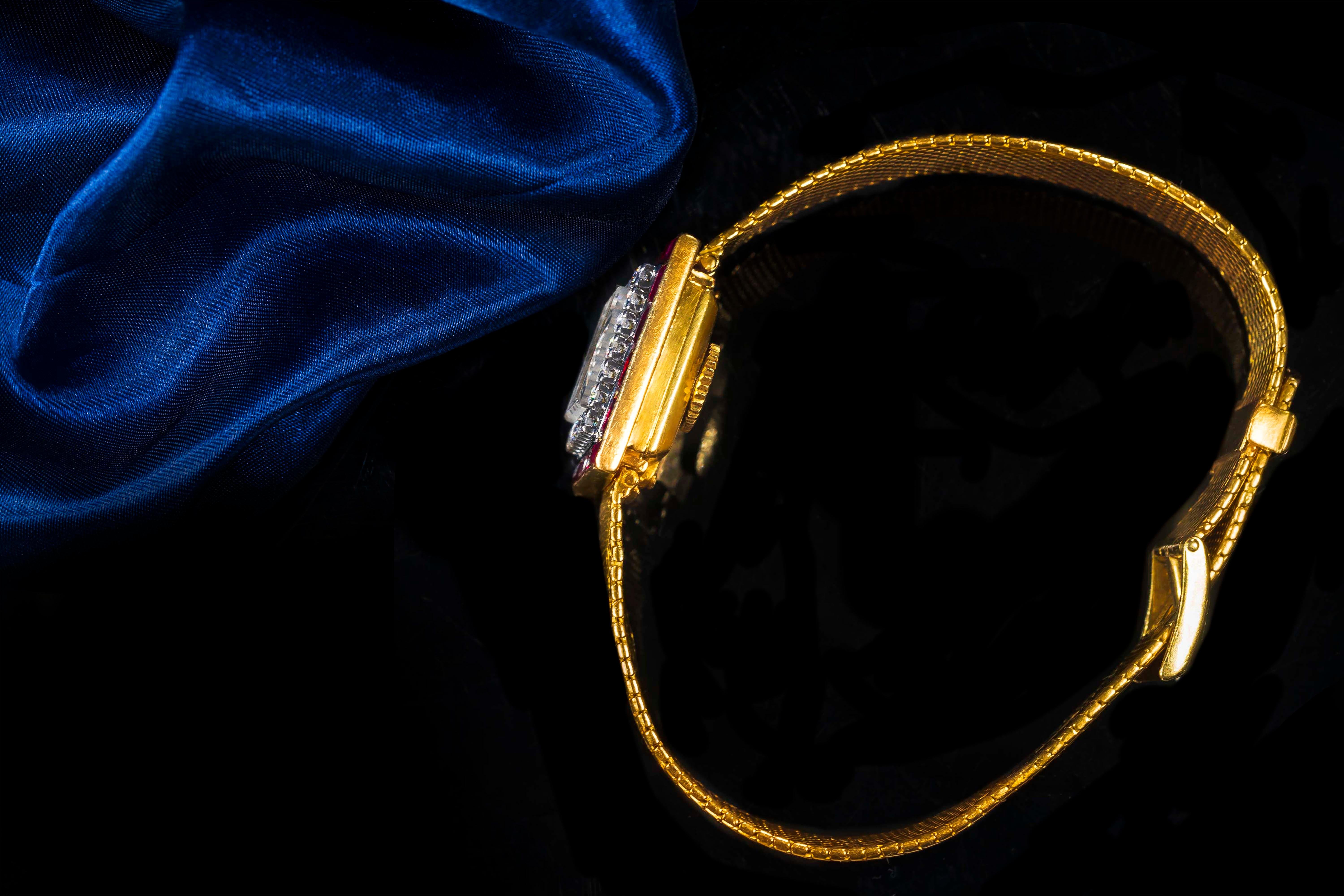1960er Gubelin Armbanduhr aus 18 Karat Gelbgold mit zweireihigem Diamant- und Rubin-Fassung im Angebot 2