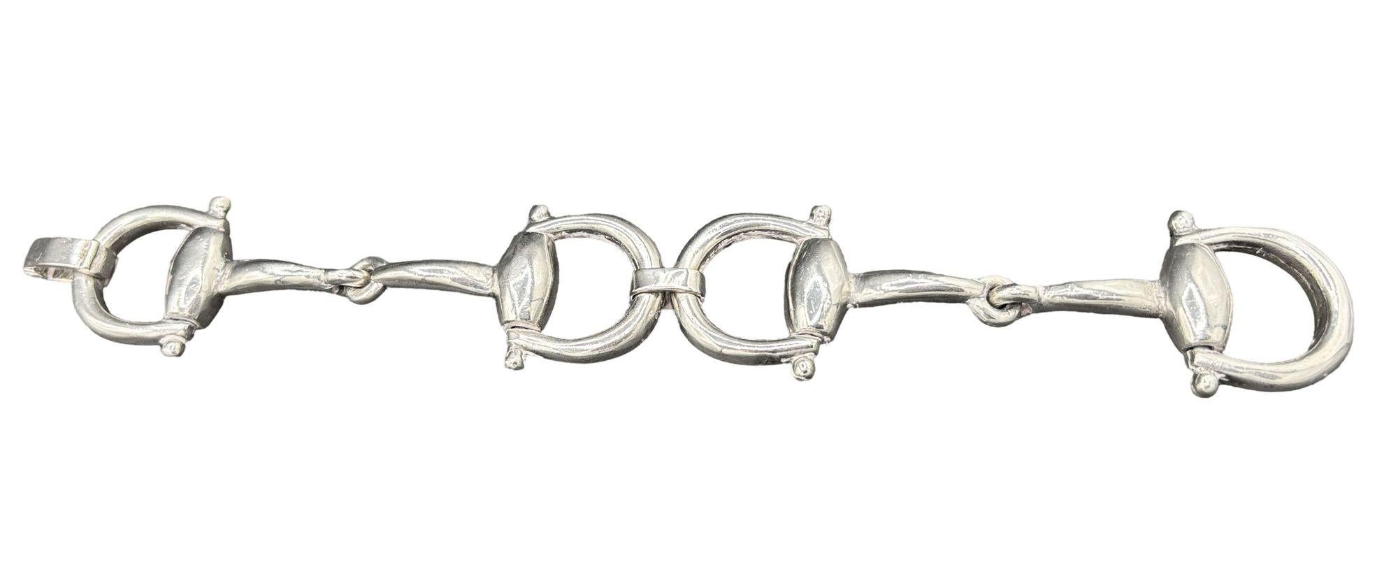 Ein Gucci-Silberarmband aus den frühen 1960er Jahren mit dem klassischen Horsebit-Design, einem Metallteil, das traditionell für Pferdezaumzeug verwendet wird und aus zwei Ringen besteht, die durch einen Steg miteinander verbunden sind, und das auch