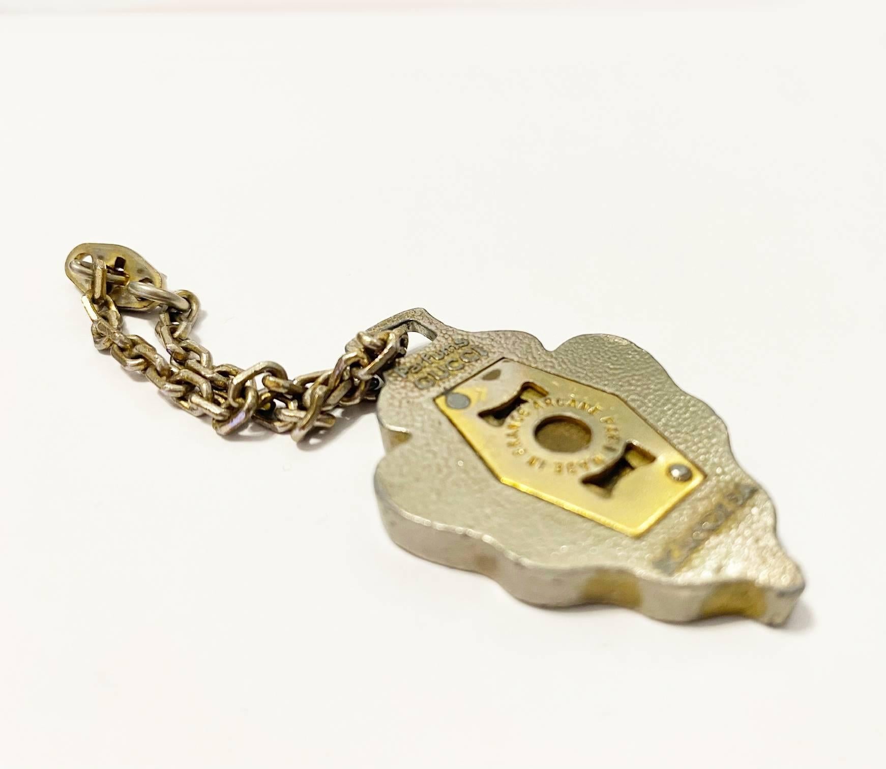 Gucci Logo-Medaillon-Schlüsselring aus Metall, 1960er Jahre  für Damen oder Herren im Angebot