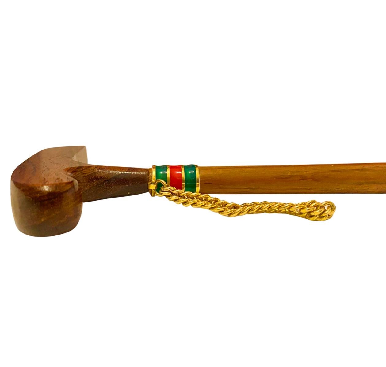 Rare Vintage 1960s Gucci Wood Golf Club Web Stripe Long Shoe Horn  in Wood, Resin and cow horn, Signed Gucci Italy, web stripe metal ringed detail with  gold tone chain, Made in Italy, It makes an elegant entryway decor. 

Measurements: 58x10cm (top