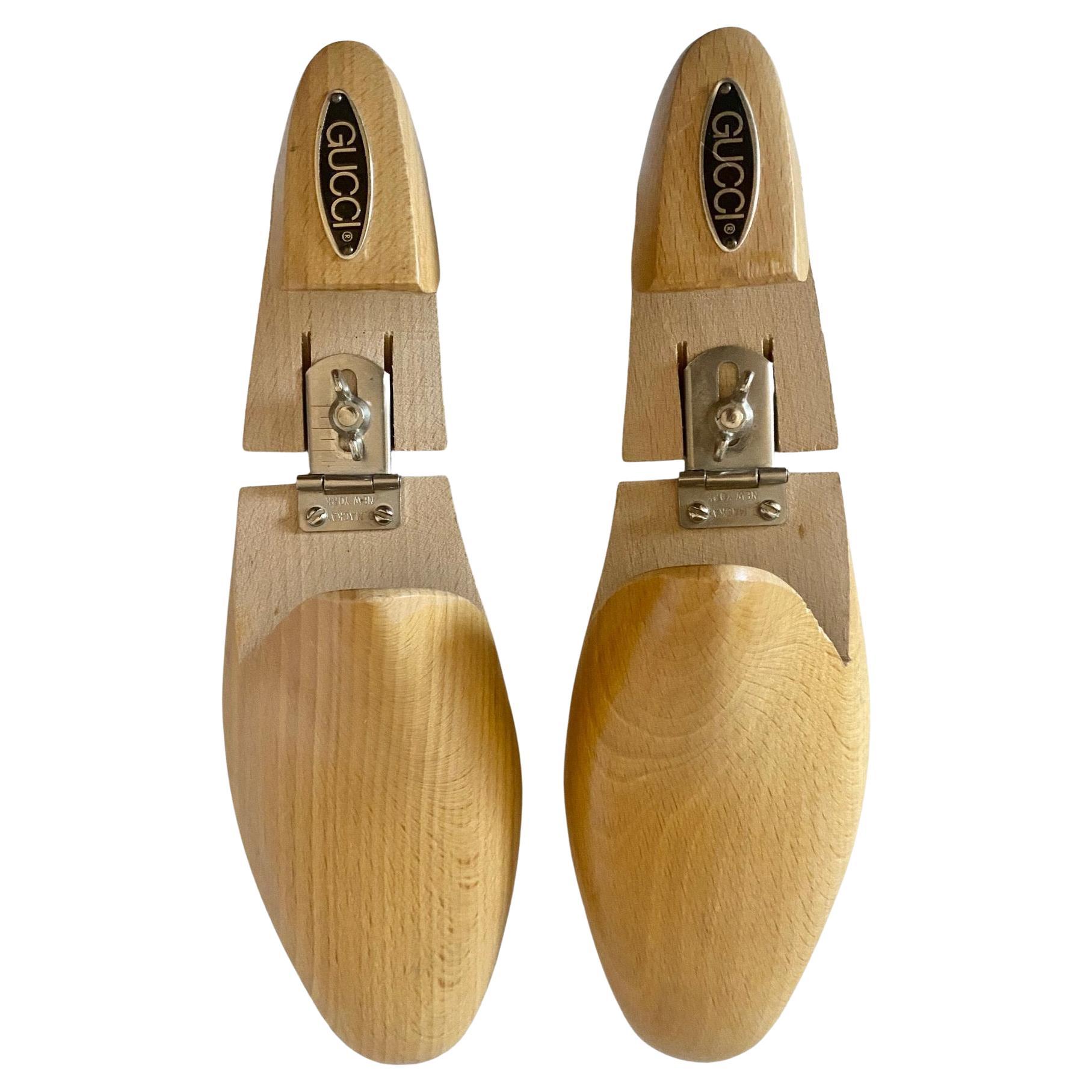 Diese exquisiten Gucci Schuhspanner aus Holz, die auf das New York der 1960er Jahre zurückgehen, besitzen eine ewige Raffinesse und eignen sich sowohl für den persönlichen Gebrauch als auch als dekoratives Element in der Wohnung.

Größe: 43 IT -