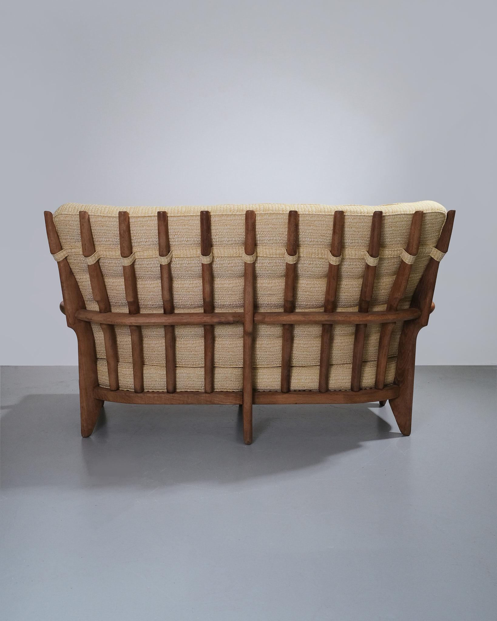Eichensofa von Guillerme et Chambron, Frankreich, ca. 1960er Jahre. Das Möbelstück besteht aus einem massiven Eichenholzrahmen mit sanft verjüngten Beinen und skulpturalen Armlehnen, die für die Arbeit der Designer charakteristisch sind. Die hohe
