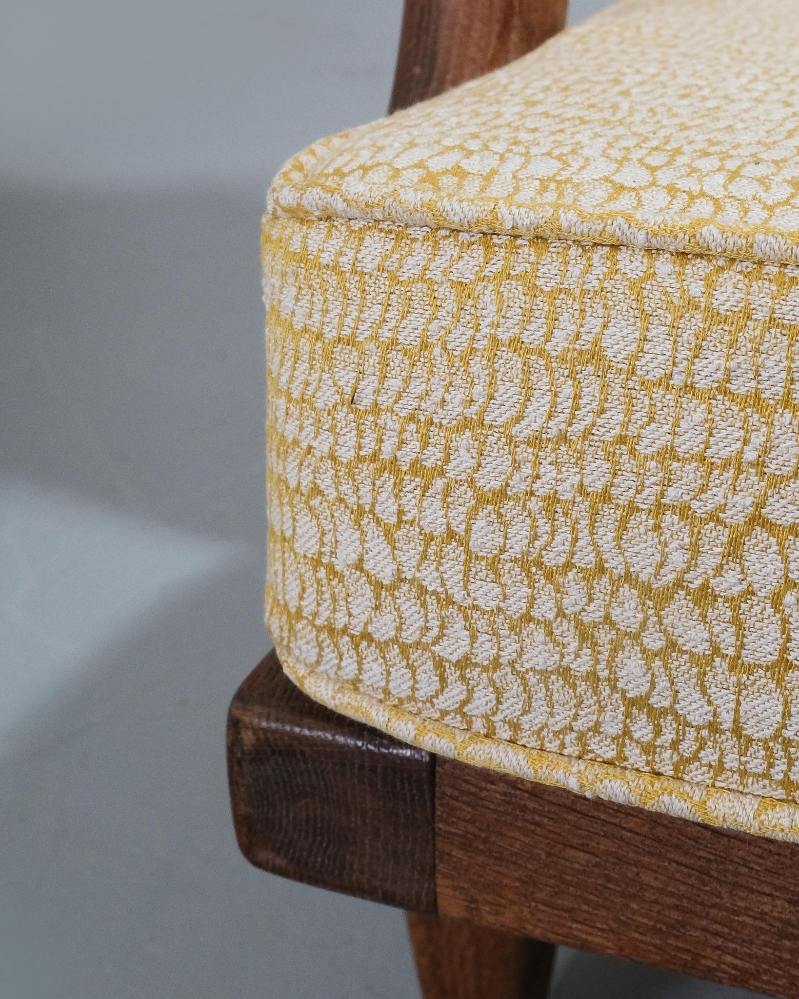1960er Guillerme et Chambron Oak Sofa, gepolstert mit Tibor-Stoff (Moderne der Mitte des Jahrhunderts) im Angebot