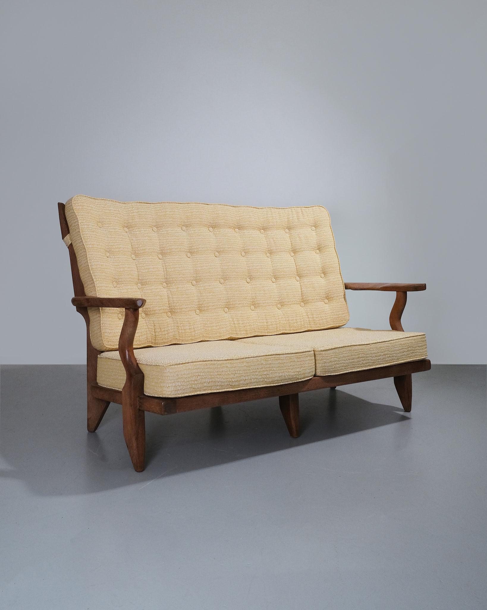1960er Guillerme et Chambron Oak Sofa, gepolstert mit Tibor-Stoff im Zustand „Gut“ im Angebot in London, GB
