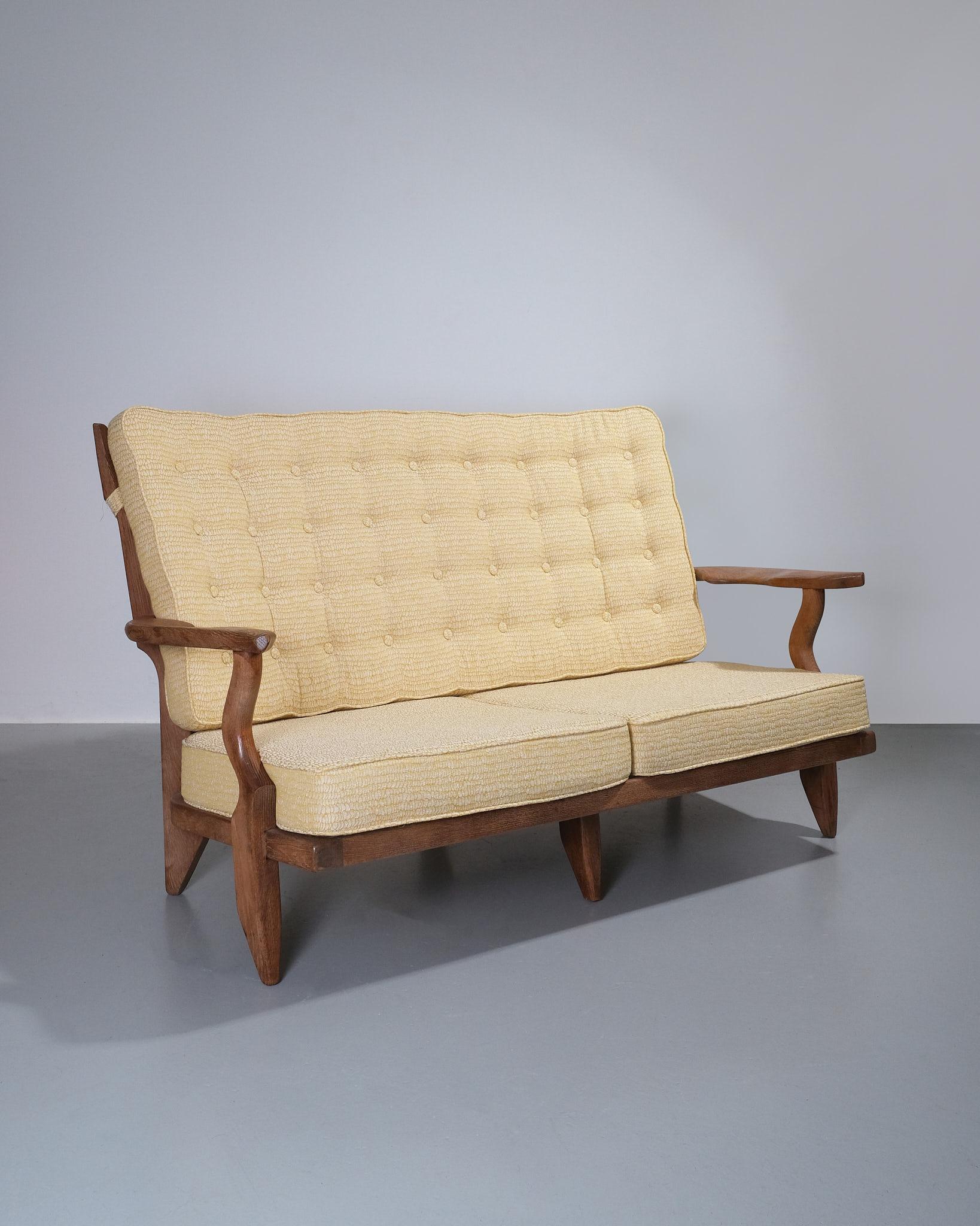1960er Guillerme et Chambron Oak Sofa, gepolstert mit Tibor-Stoff (Mitte des 20. Jahrhunderts) im Angebot