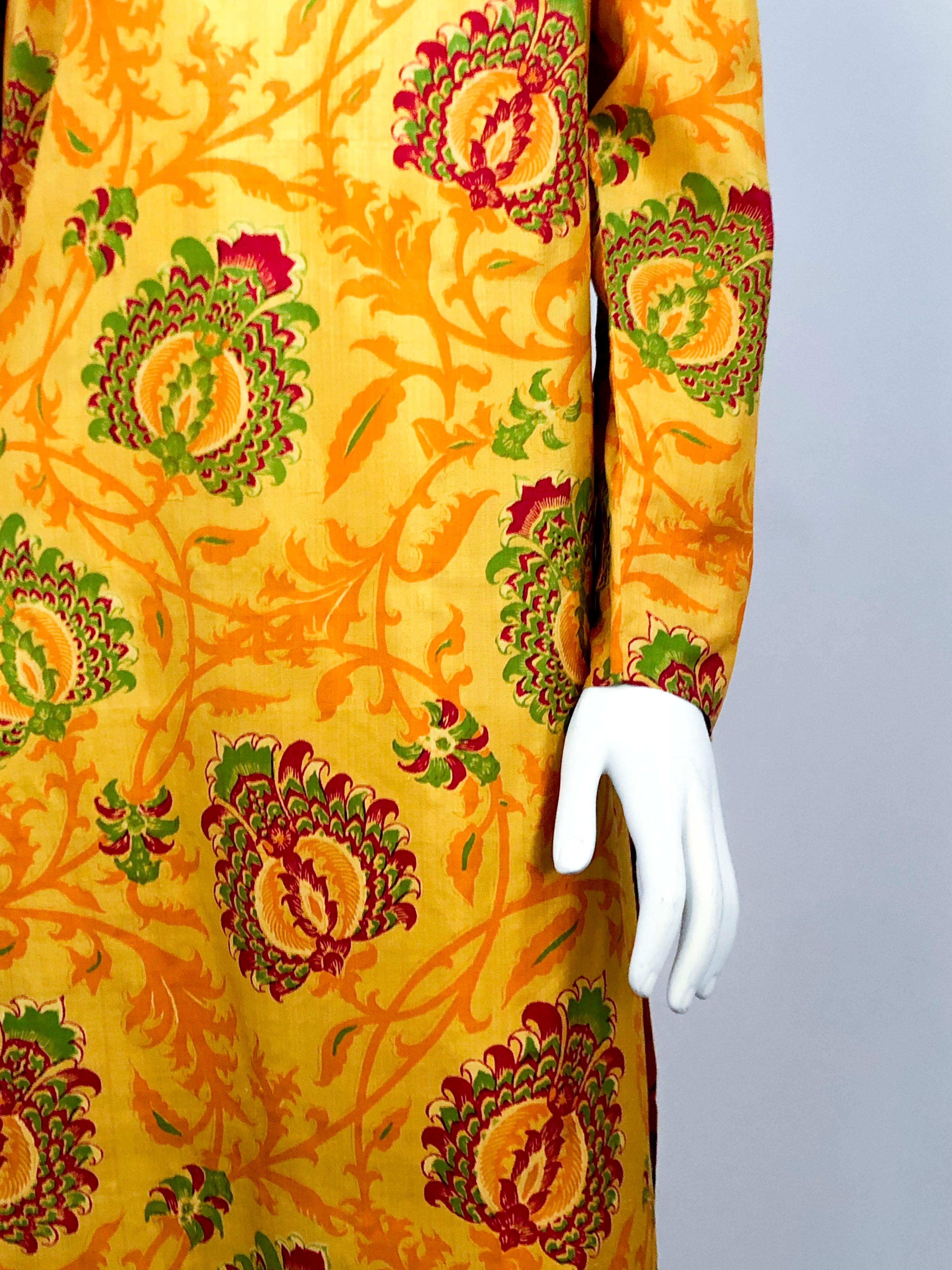 Thailändische bedruckte Seiden-Tunika von Gump aus den 1960er Jahren mit passenden Hosen im Zustand „Gut“ im Angebot in San Francisco, CA