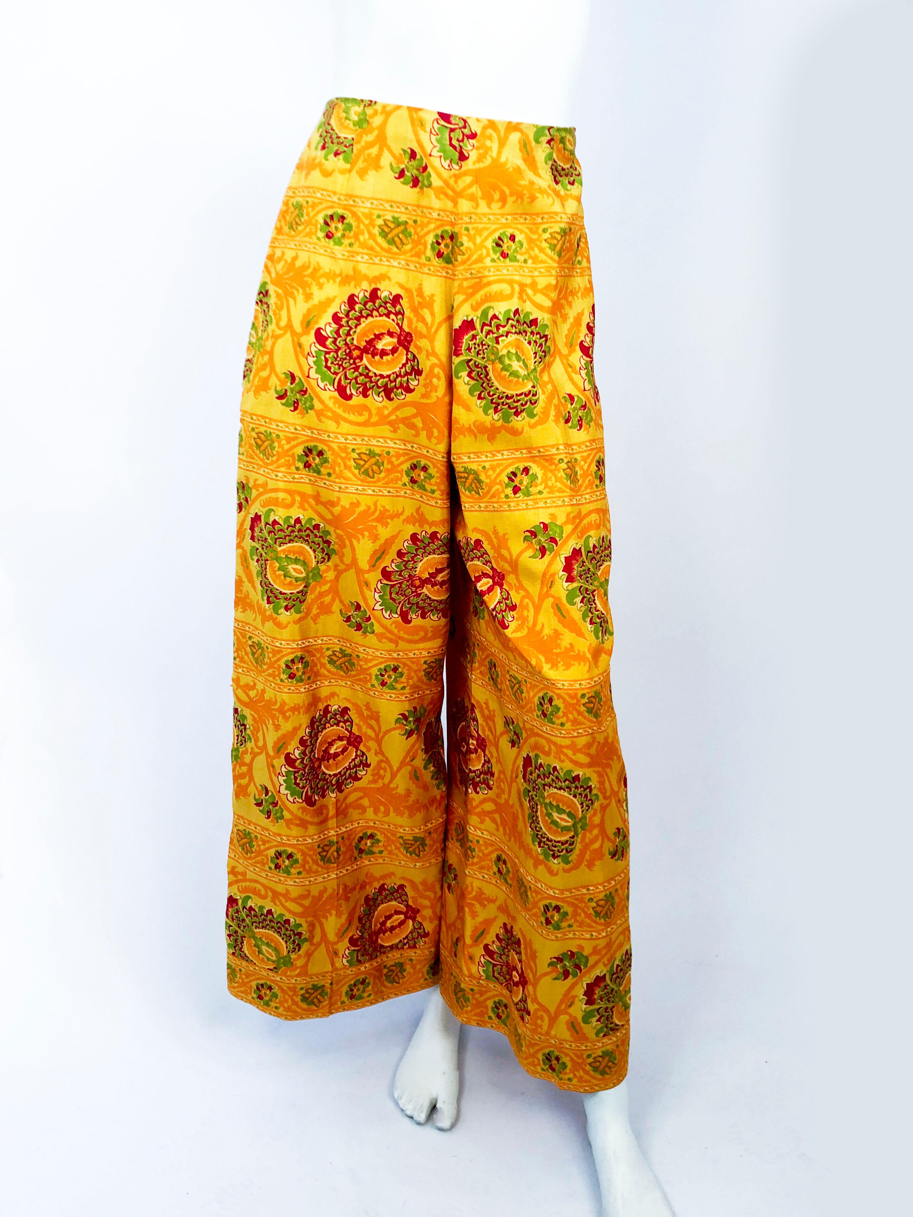 Thailändische bedruckte Seiden-Tunika von Gump aus den 1960er Jahren mit passenden Hosen im Angebot 2