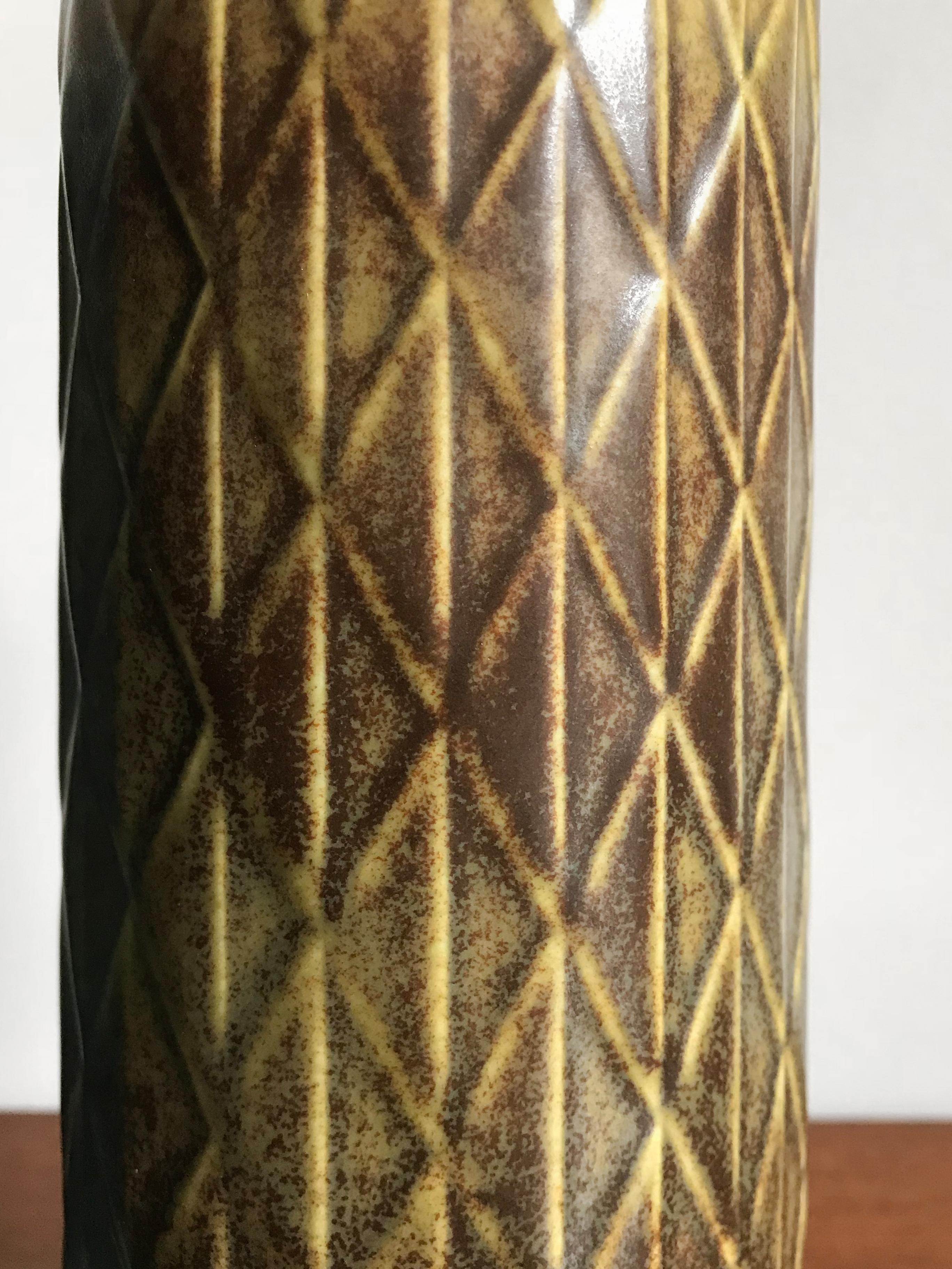 Scandinavian stoneware vase designed by Gunnar Nylund for Rörstrand, made in Sweden, marked on the bottom, in matte enamel, 1960s.
Dimensions: Height 22 cm, diameter 8 cm.