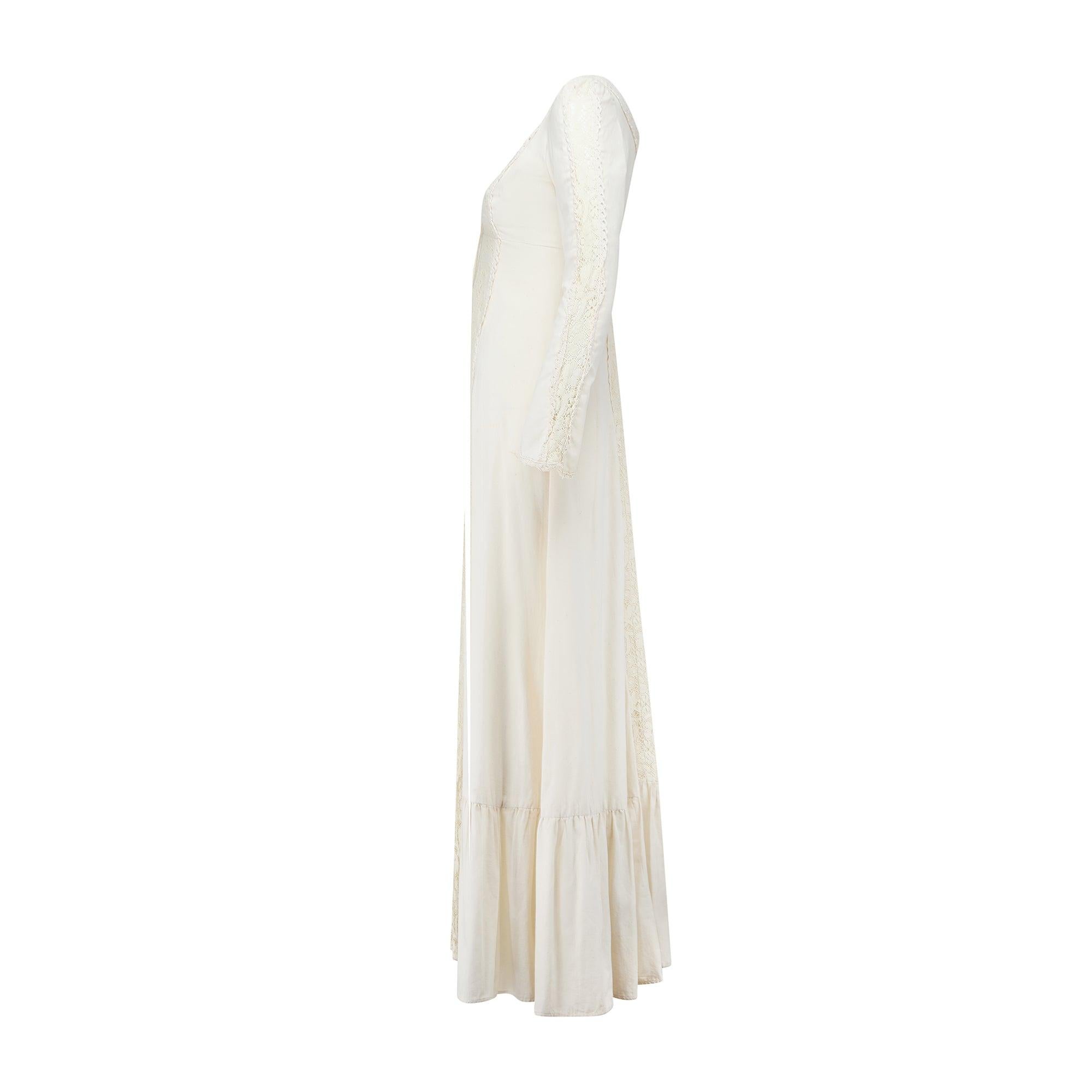 This Gunne Sax maxi-dress is from the brand’s highly collectable black label era. The label reads “Gunne Sax by Jessica”. This branding was used from 1969 into the early 1970s, marking the piece as an early design by the company which was founded in
