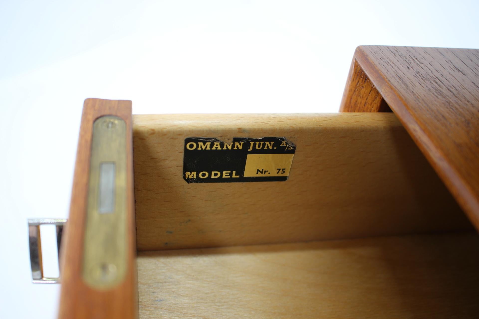 1960s Gunni Omann Model 75 Teak Desk for Omann Jun Møbelfabrik In Good Condition For Sale In Praha, CZ