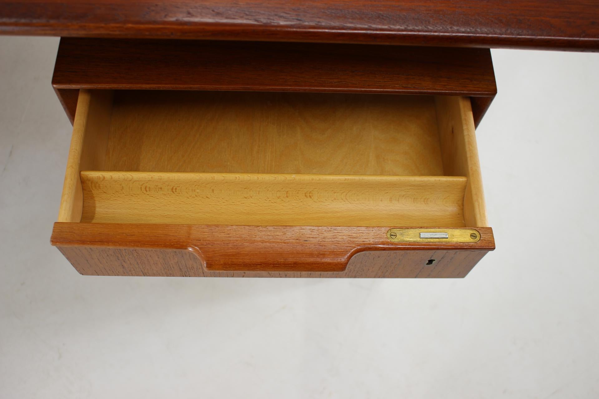 1960er Jahre Gunni Omann Modell 75 Teakholz-Schreibtisch für Omann Jun Møbelfabrik (Holz) im Angebot