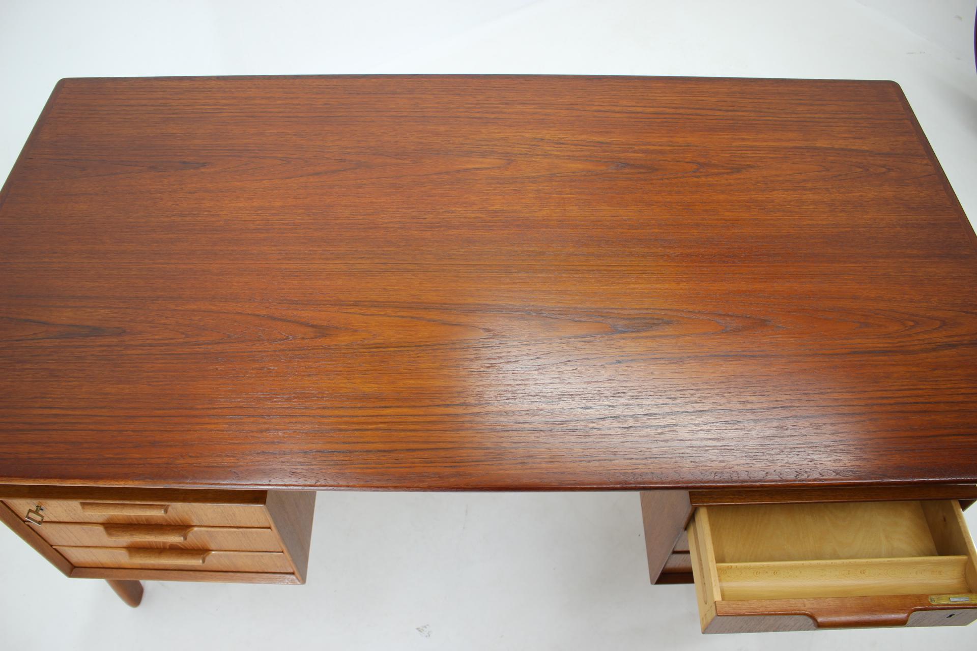 1960er Jahre Gunni Omann Modell 75 Teakholz-Schreibtisch für Omann Jun Møbelfabrik im Angebot 1