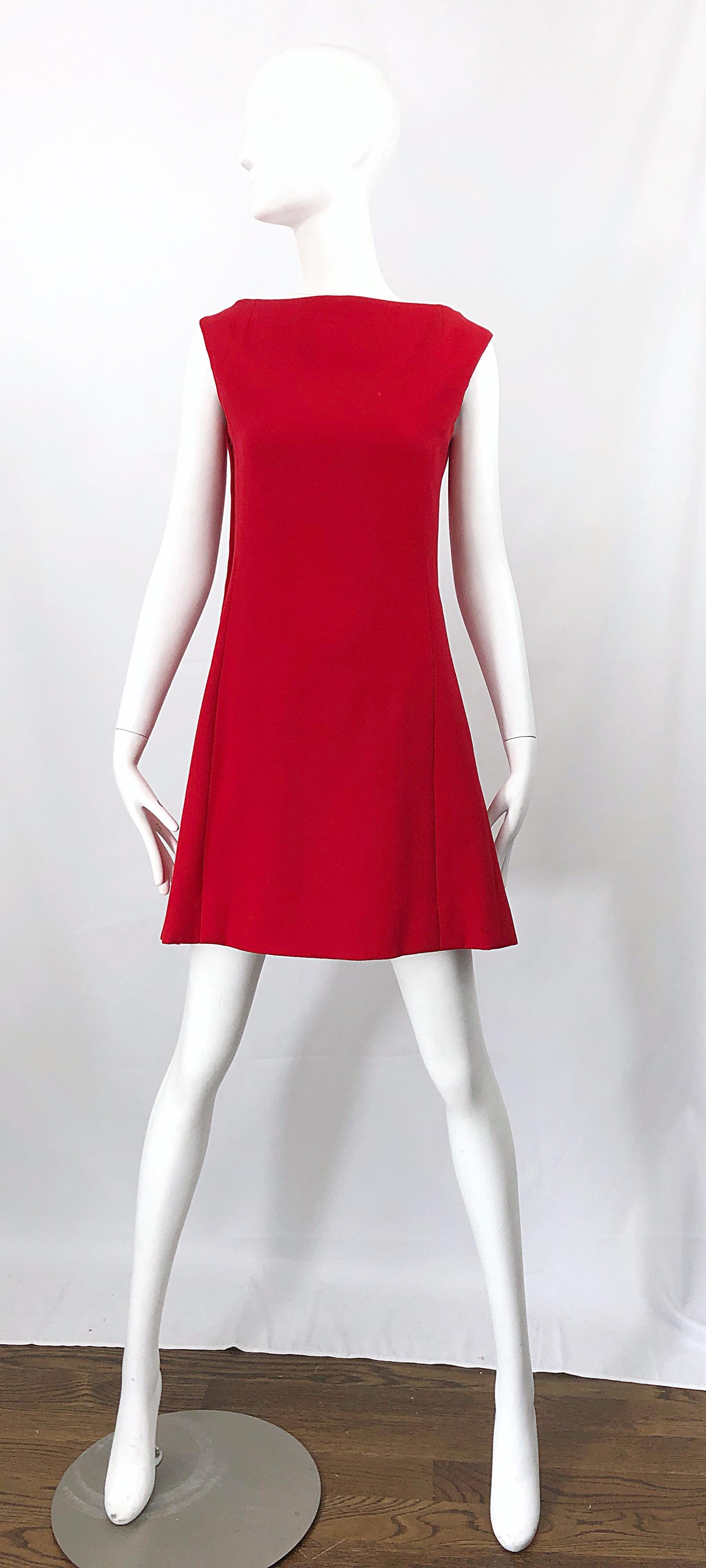 ¡Minivestido A-Line de lana virgen rojo carmín de los años 60 de GUY LAROCHE Couture! La alternativa perfecta a un vestidito negro, ¡esta joya roja seguro que llama la atención! Hand Made, con la máxima atención a los detalles manuales. Totalmente