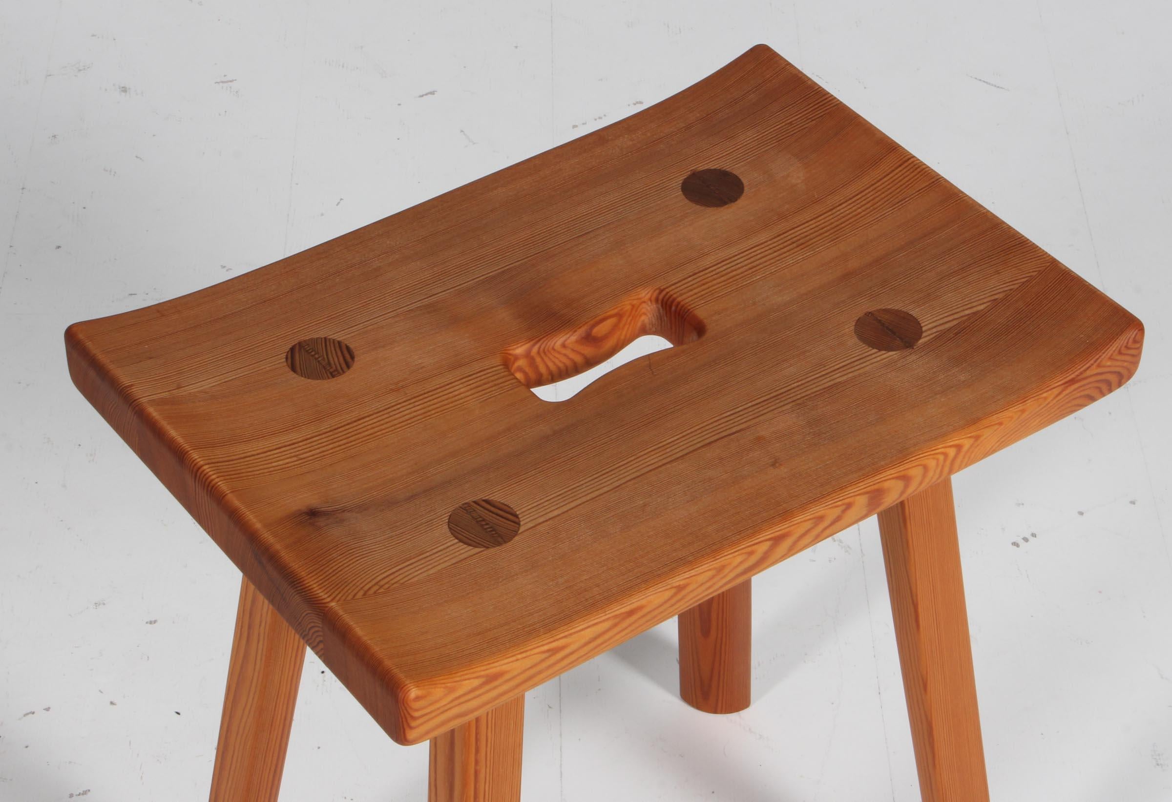 1960’s ‘Hadar’ solid pine wood stoolby Carl Malmsten. The design features simple and efficient lines combined with characteristic round edges. Original piece manufactured in Sweden in the 1960’s

Vintage condition

Carl Malmsten was a Swedish