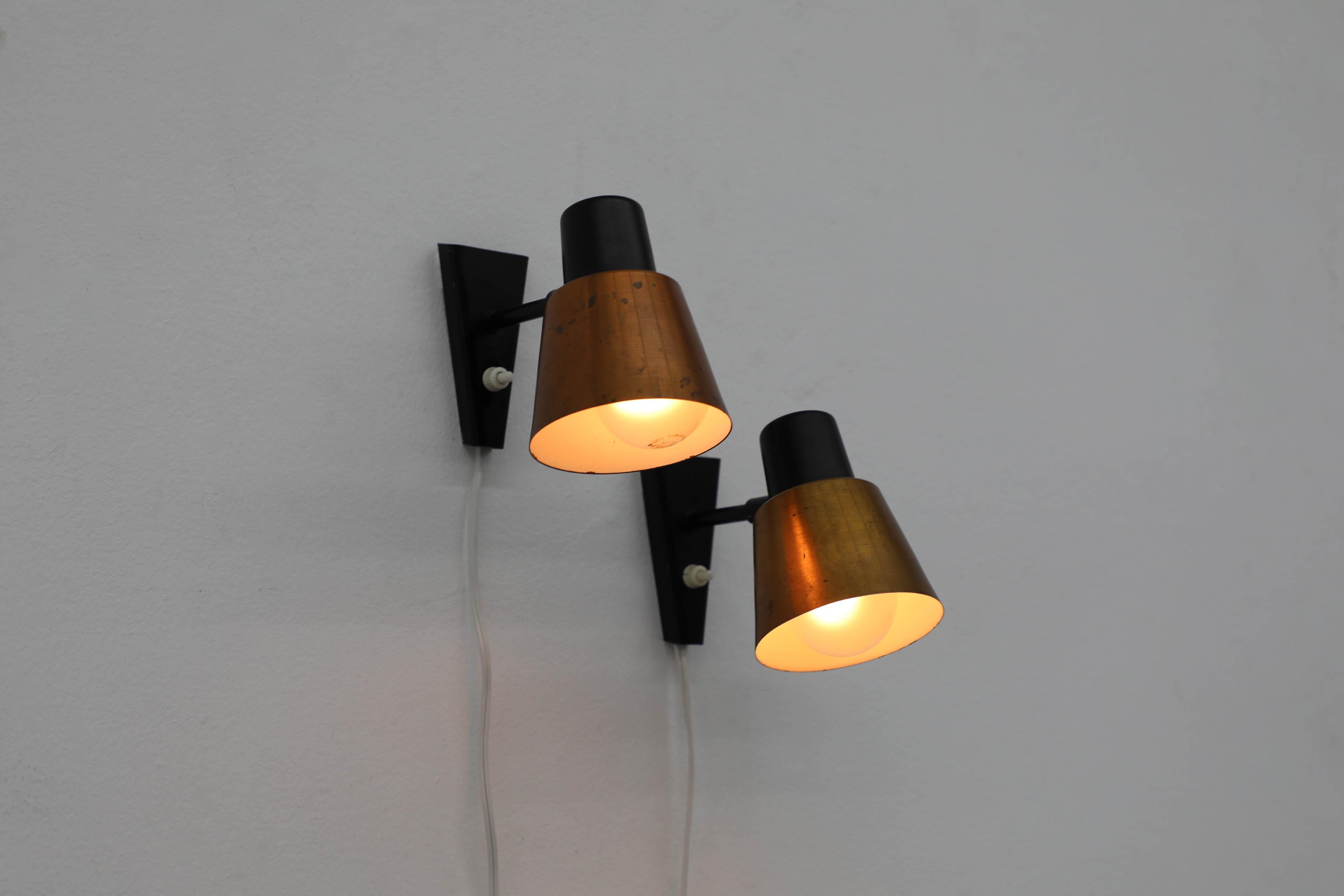 Dutch Mid-Century Hala Zeist wall mounted spot light in copper and black metal with push button switch. Manufactured in the early 1960's. Sold individually, in original condition with age appropriate wear consistent with age and usage.