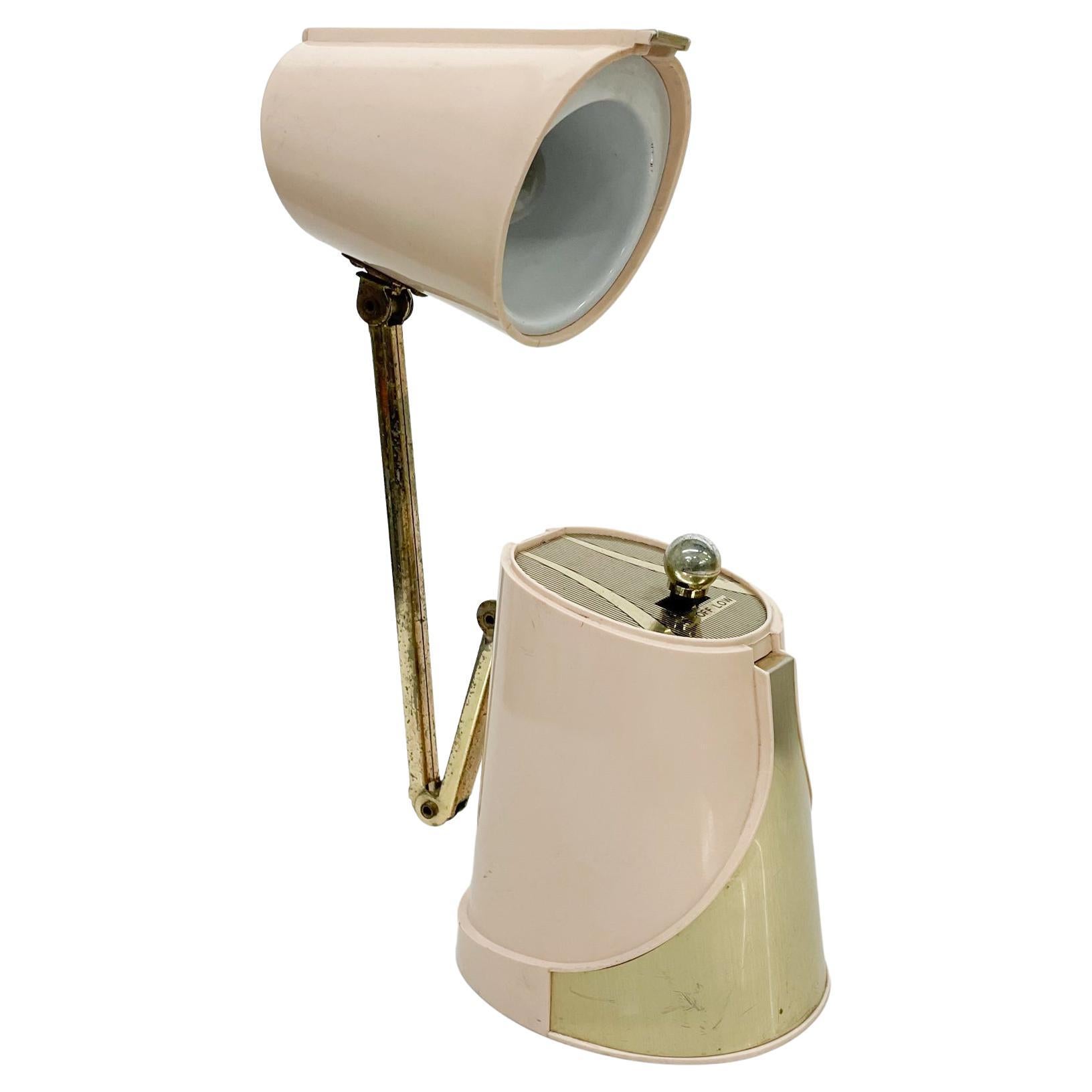 1960s Vintage Hamilton Industries Chicago Compact Task Adjustable Intensive Tischlampe.
Diese Lampe verfügt über ein praktisches Staufach für das Kabel.
Fabelhafter Stil in Beige und Gold. Modell H-12 Hersteller gestempelt. 
Hergestellt in