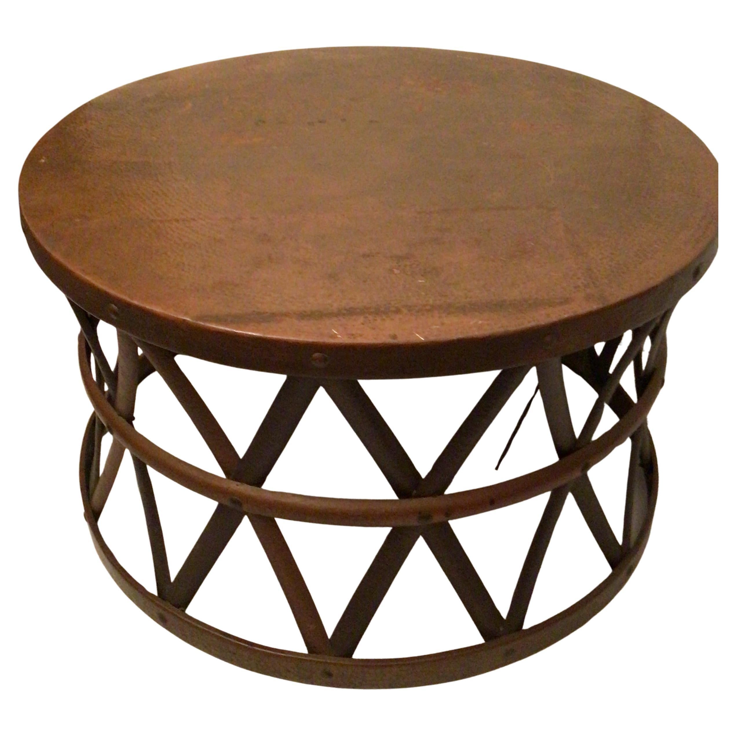 Table tambour en cuivre martelé et laiton des années 1960