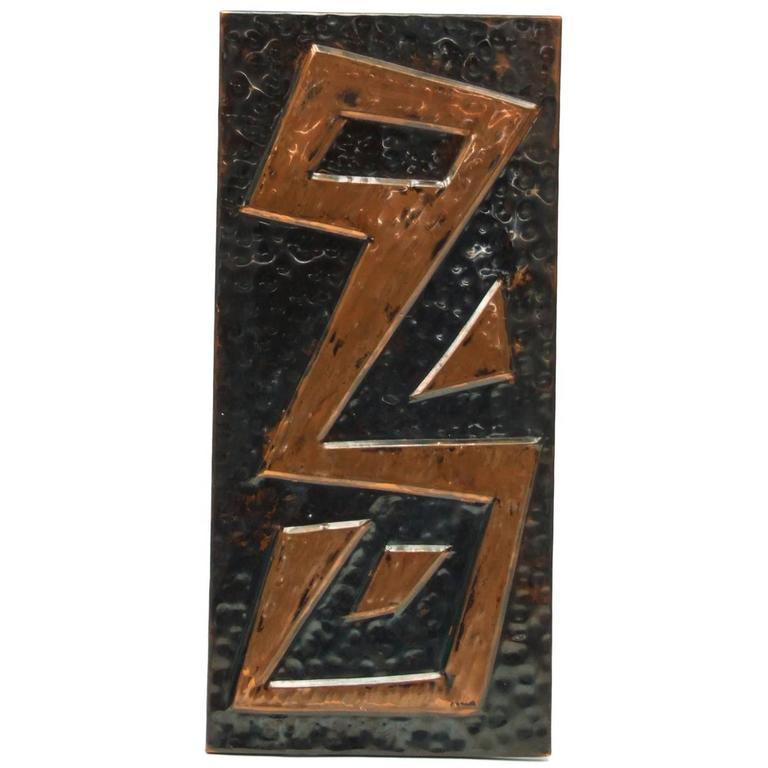 1960s abstract wall art designed and manufactured in the UK.

Hammered and textured copper relief.

Measure: H 57.5 cm x W 26.5 cm x D 1.5 cm.