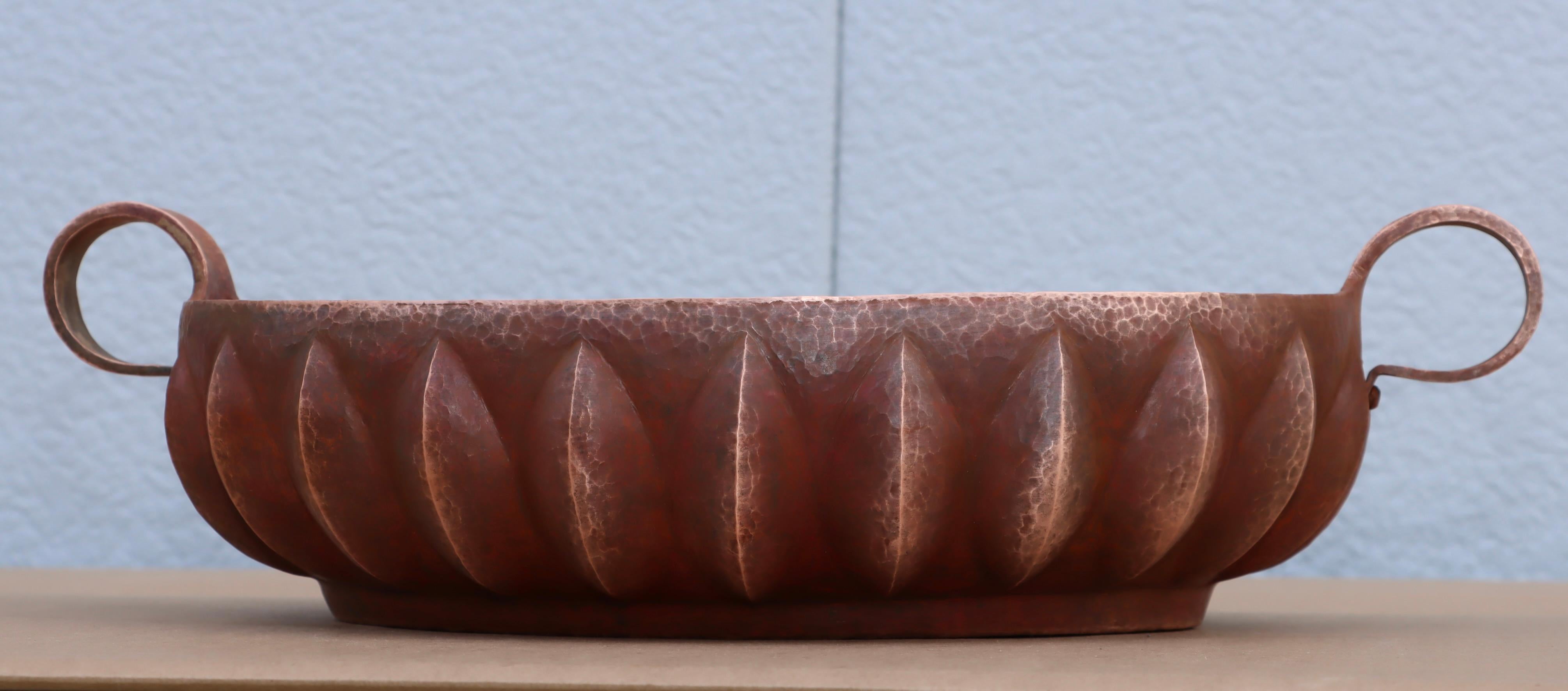 1960's Hammered Copper Mexican Decorative Bowl In Good Condition For Sale In New York, NY