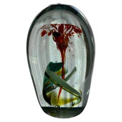 Handgeblasener Briefbeschwerer aus den 1960er Jahren mit Blumen- und Blattmotiv