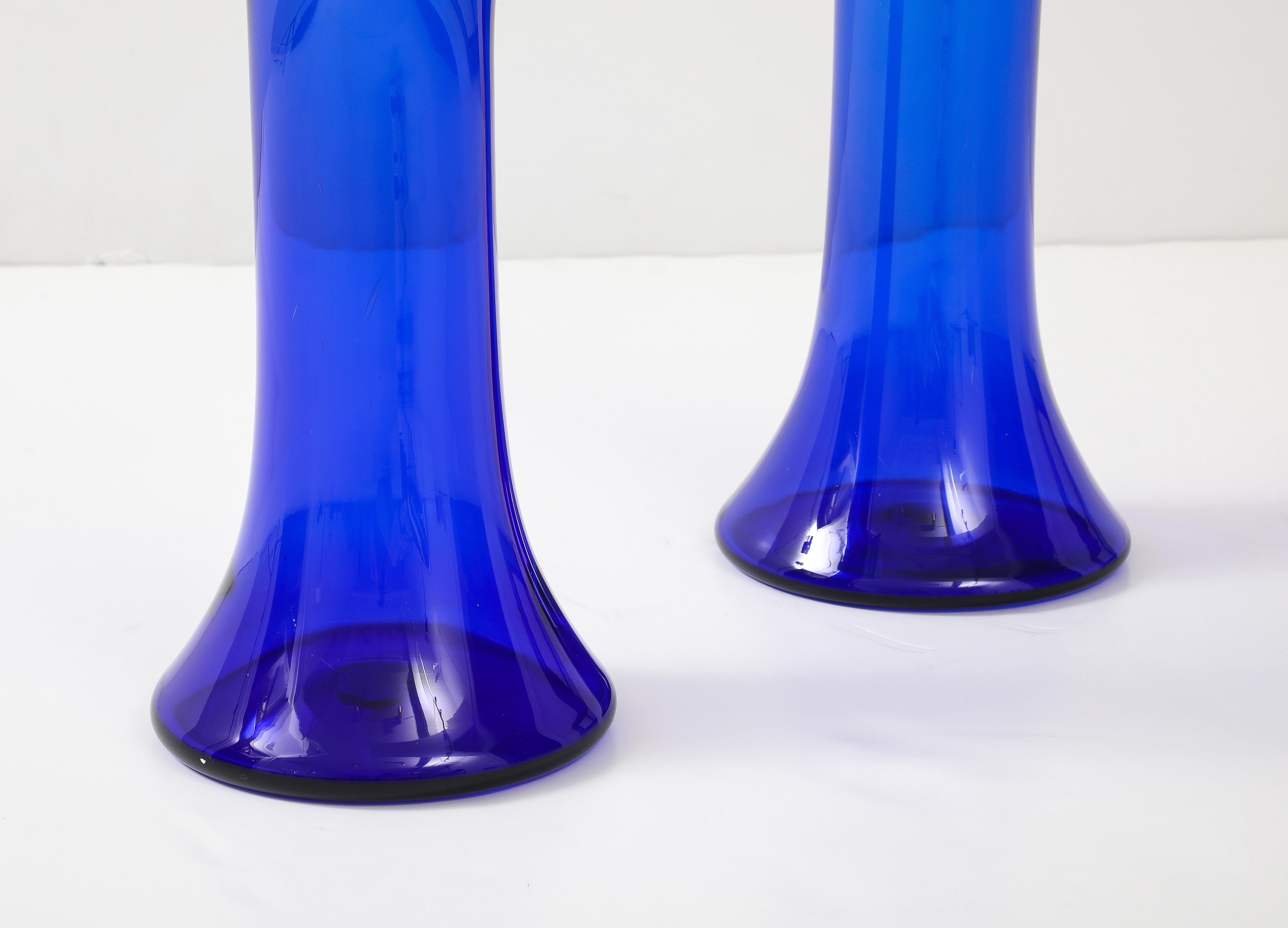 Vases sculpturaux en verre bleu soufflé à la main des années 1960 en vente 3