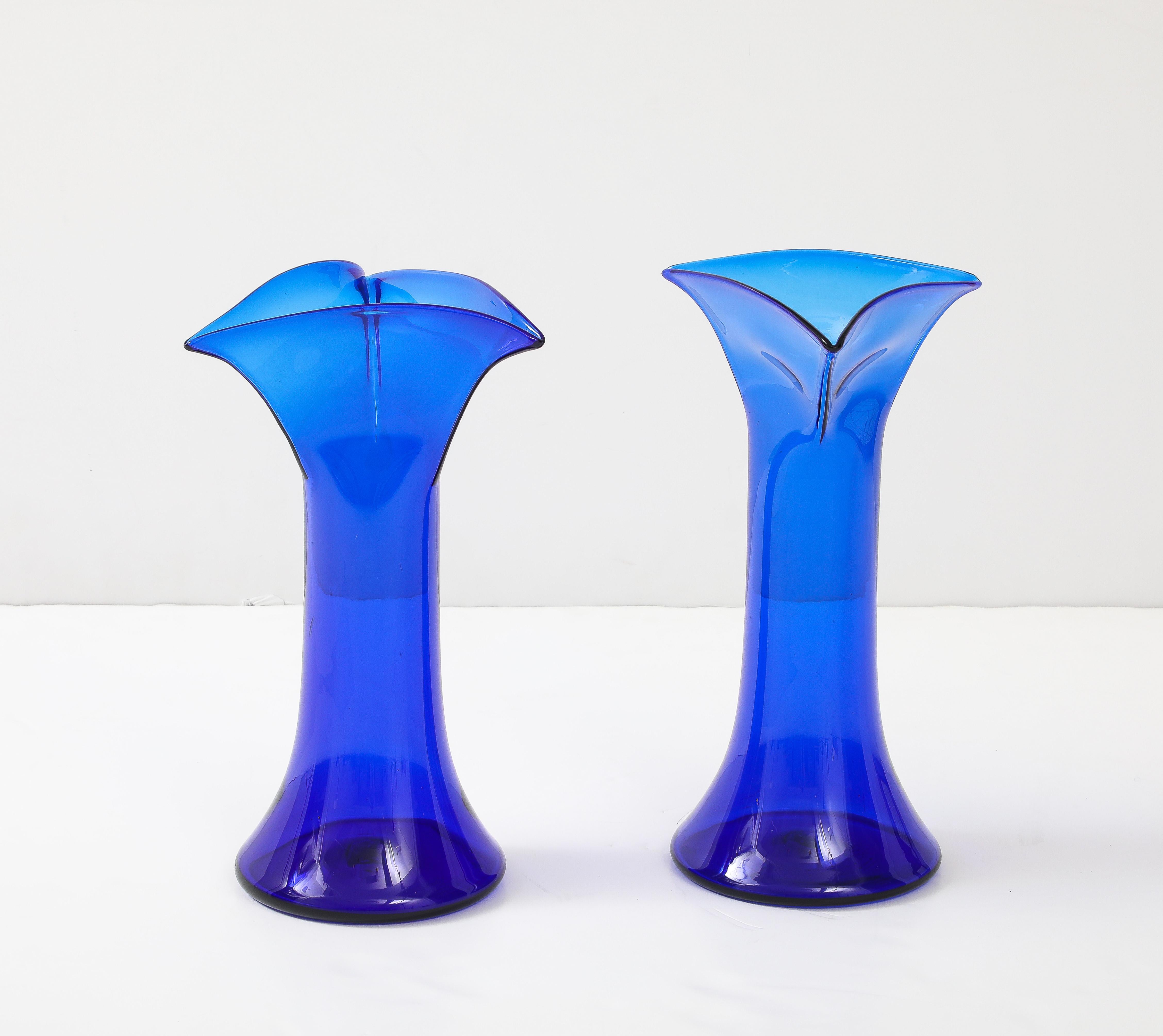 Vases sculpturaux en verre bleu soufflé à la main des années 1960 en vente 4