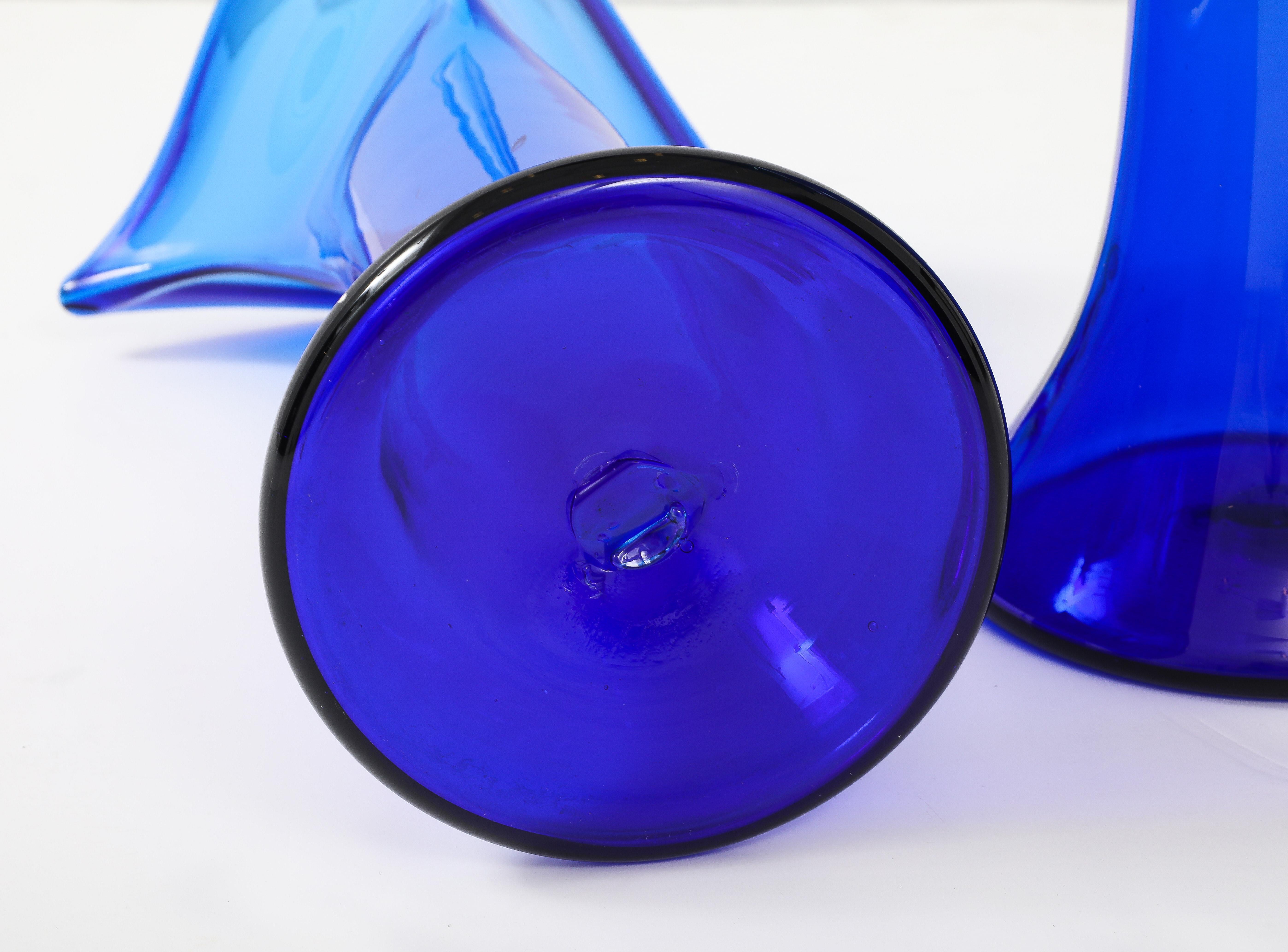 Vases sculpturaux en verre bleu soufflé à la main des années 1960 en vente 5