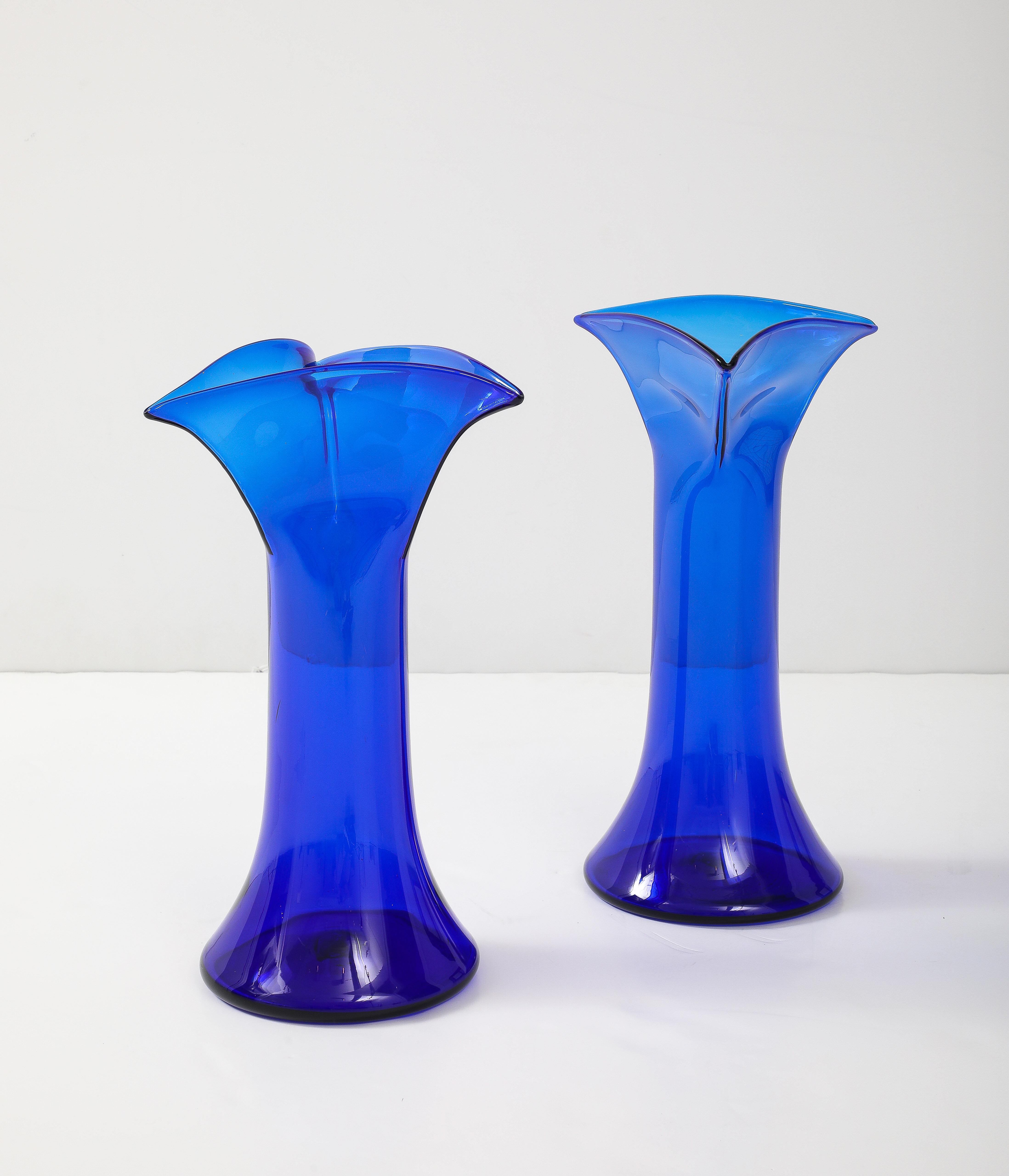 Magnifique paire de vases sculpturaux en verre bleu soufflé à la main datant des années 1960, attribués à Blenko Glass, en état d'origine vintage avec une usure et une patine mineures dues à l'âge et à l'utilisation.

La taille des deux vases est