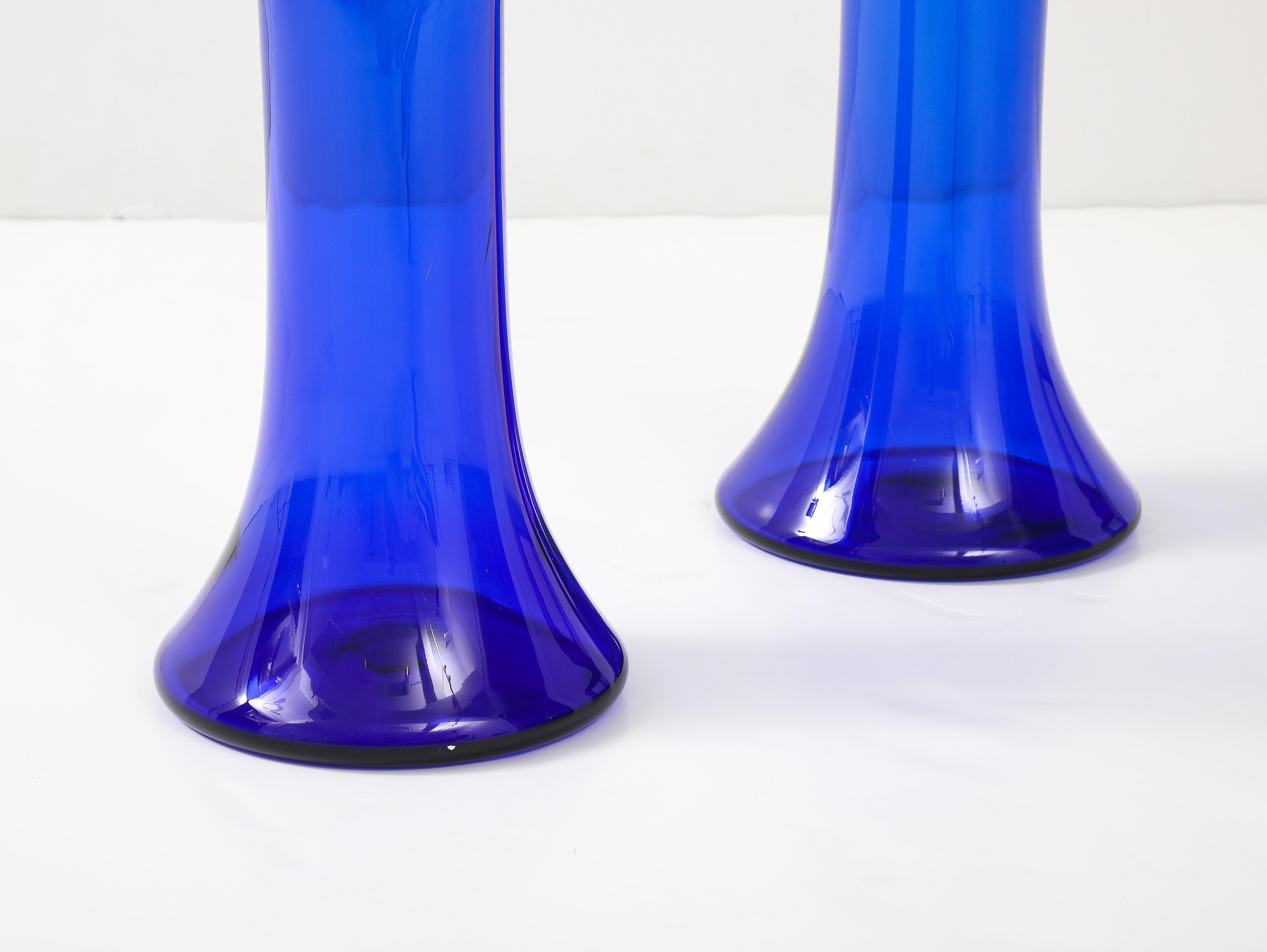 Mid-Century Modern Vases sculpturaux en verre bleu soufflé à la main des années 1960 en vente