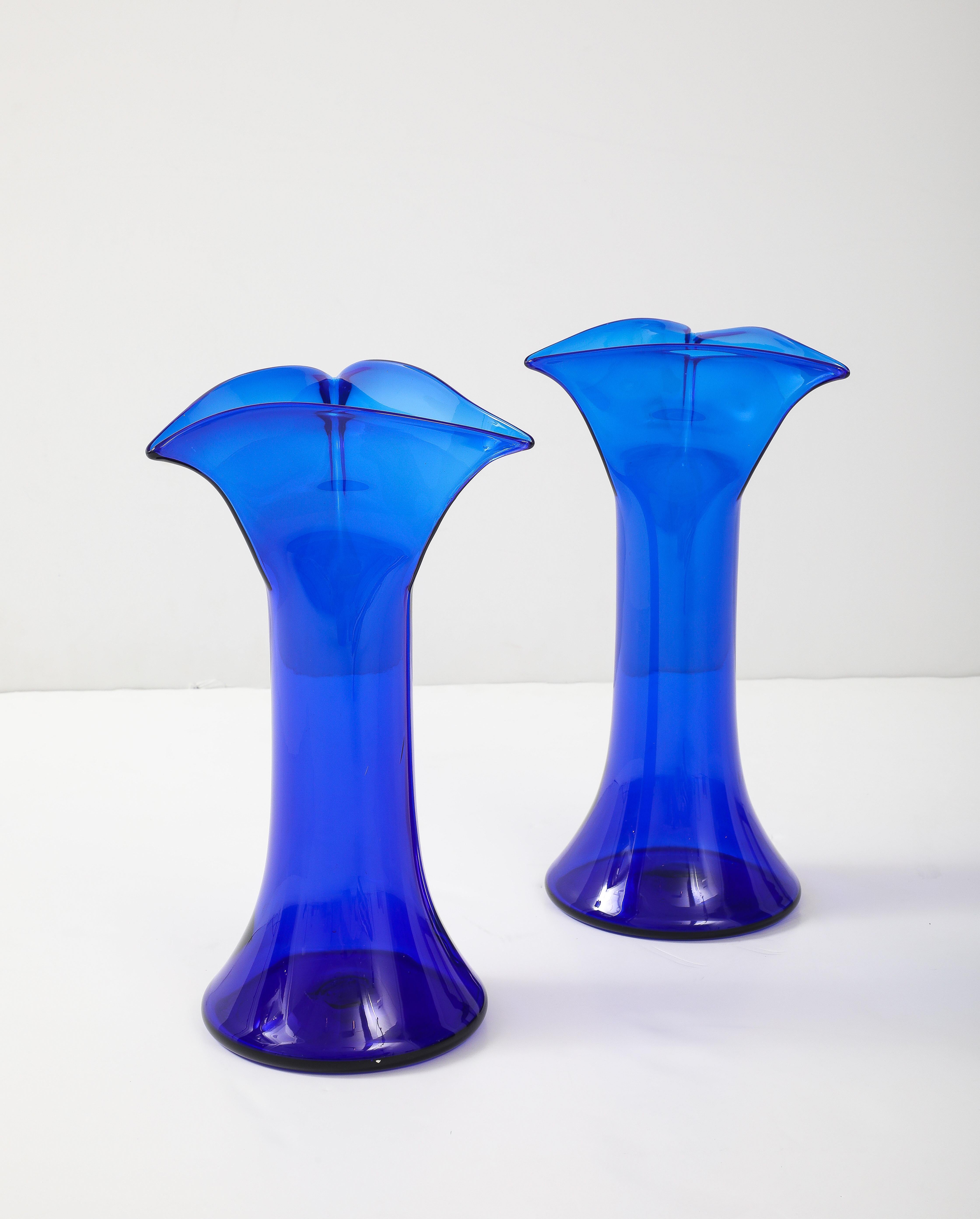 Américain Vases sculpturaux en verre bleu soufflé à la main des années 1960 en vente