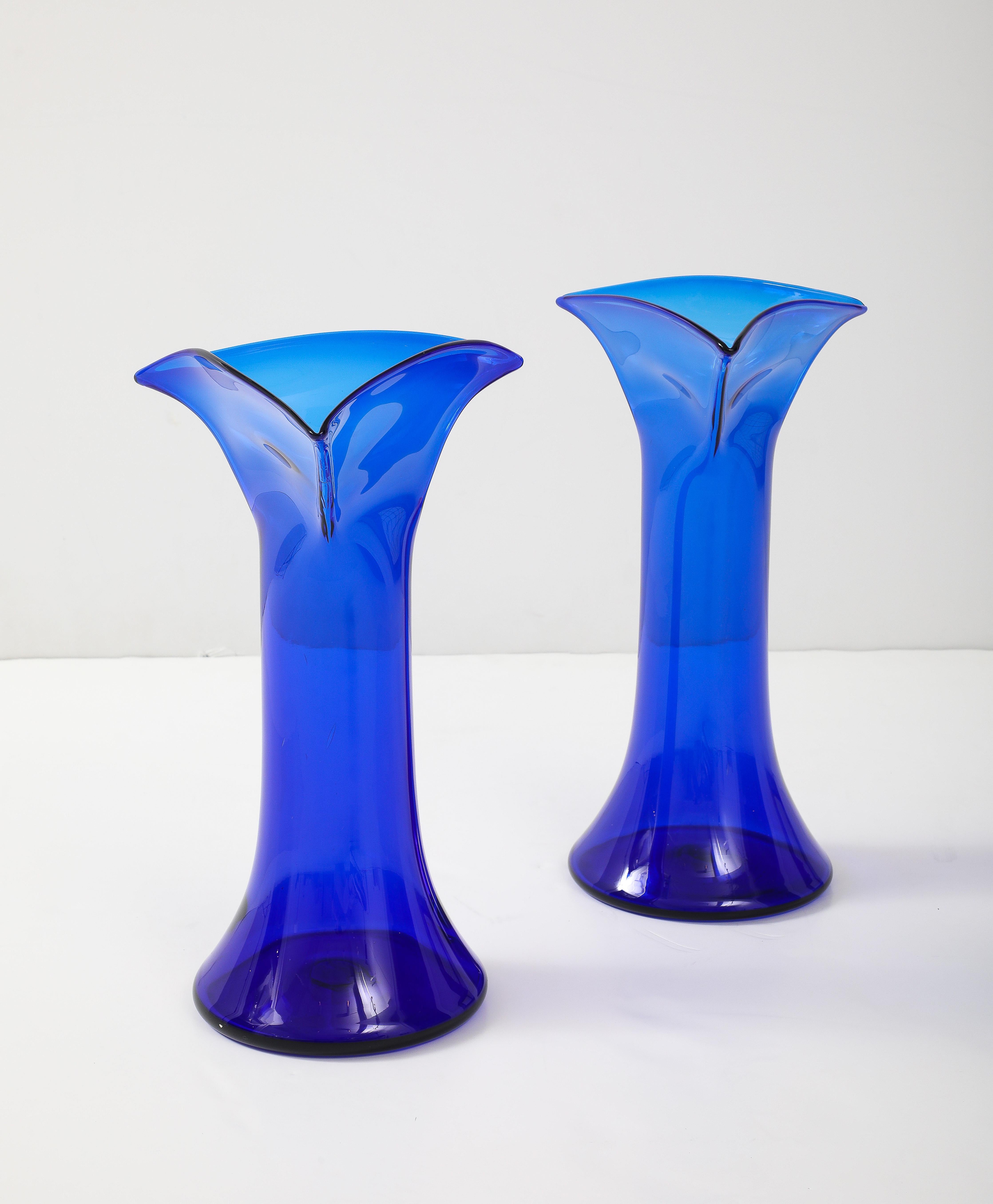 Vases sculpturaux en verre bleu soufflé à la main des années 1960 Bon état - En vente à New York, NY
