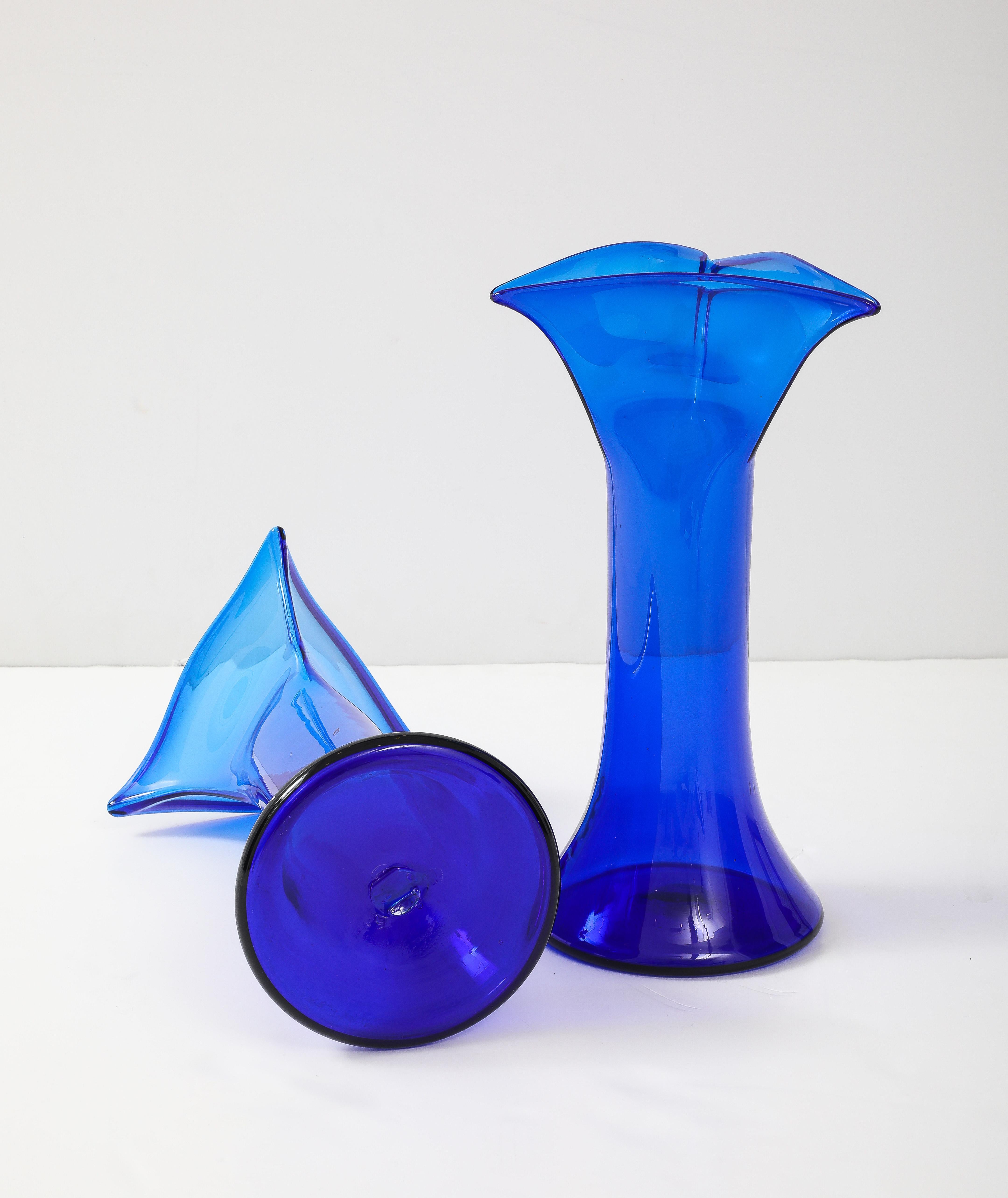 Milieu du XXe siècle Vases sculpturaux en verre bleu soufflé à la main des années 1960 en vente