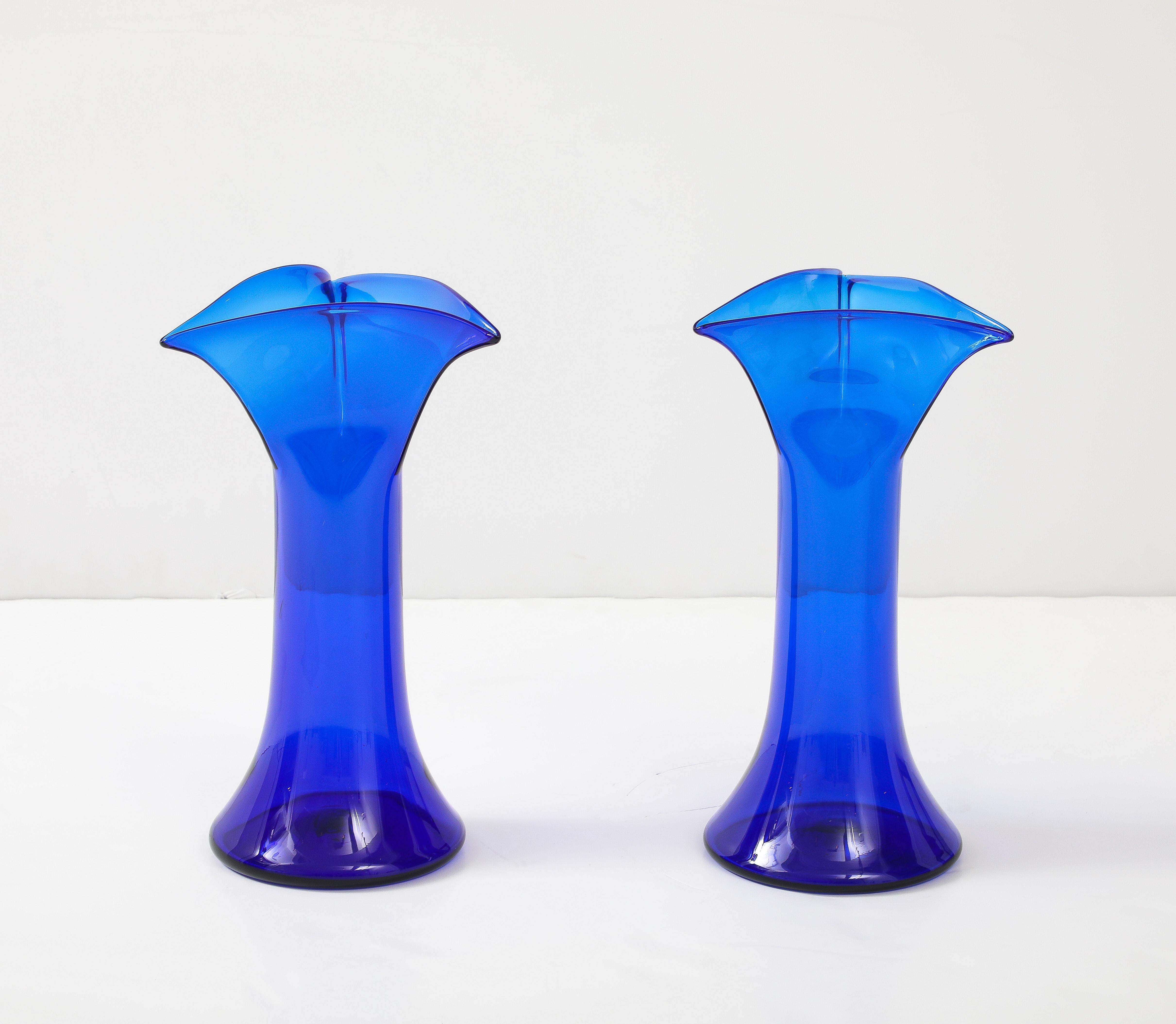 Verre brun Vases sculpturaux en verre bleu soufflé à la main des années 1960 en vente