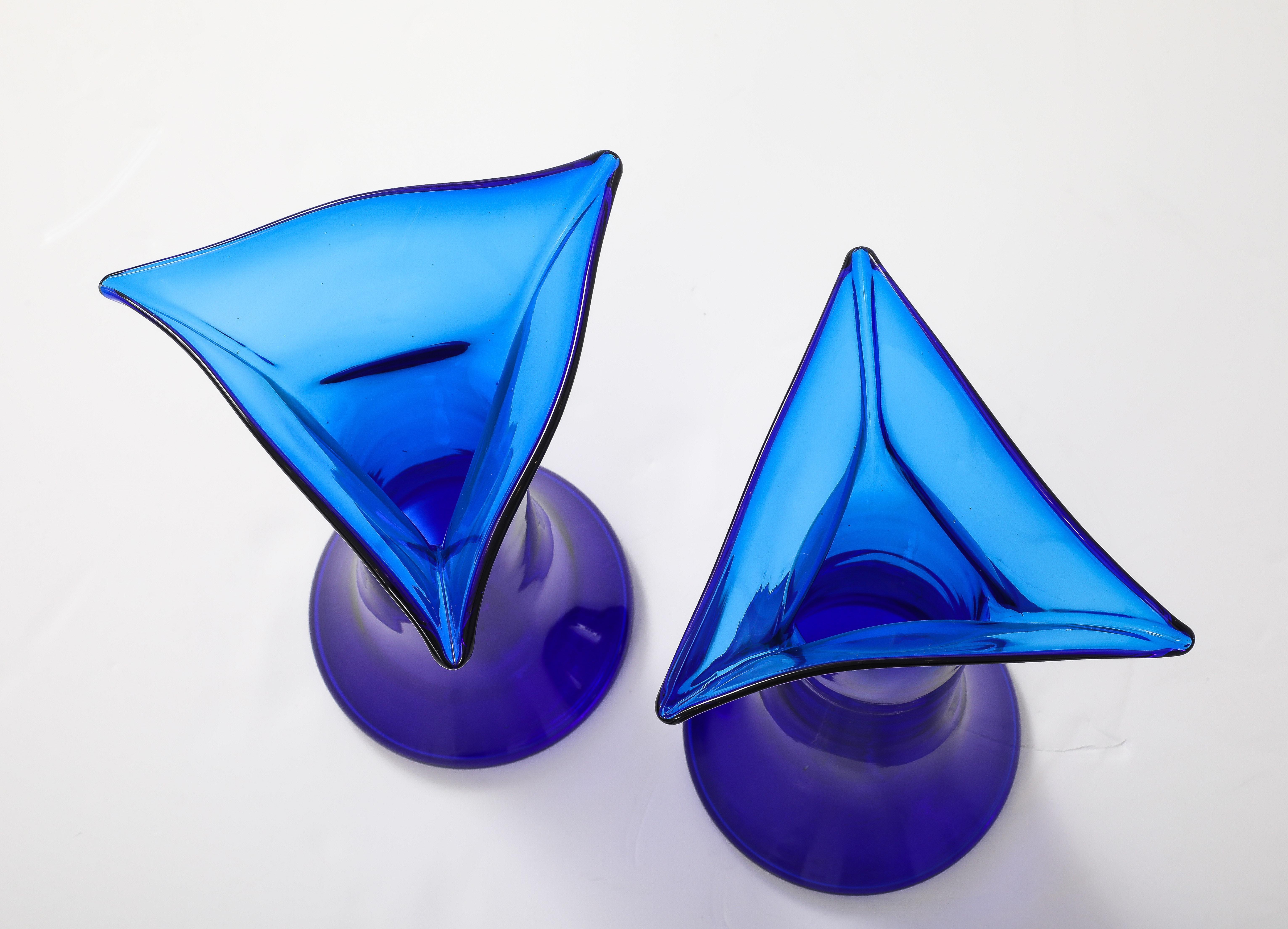Vases sculpturaux en verre bleu soufflé à la main des années 1960 en vente 1