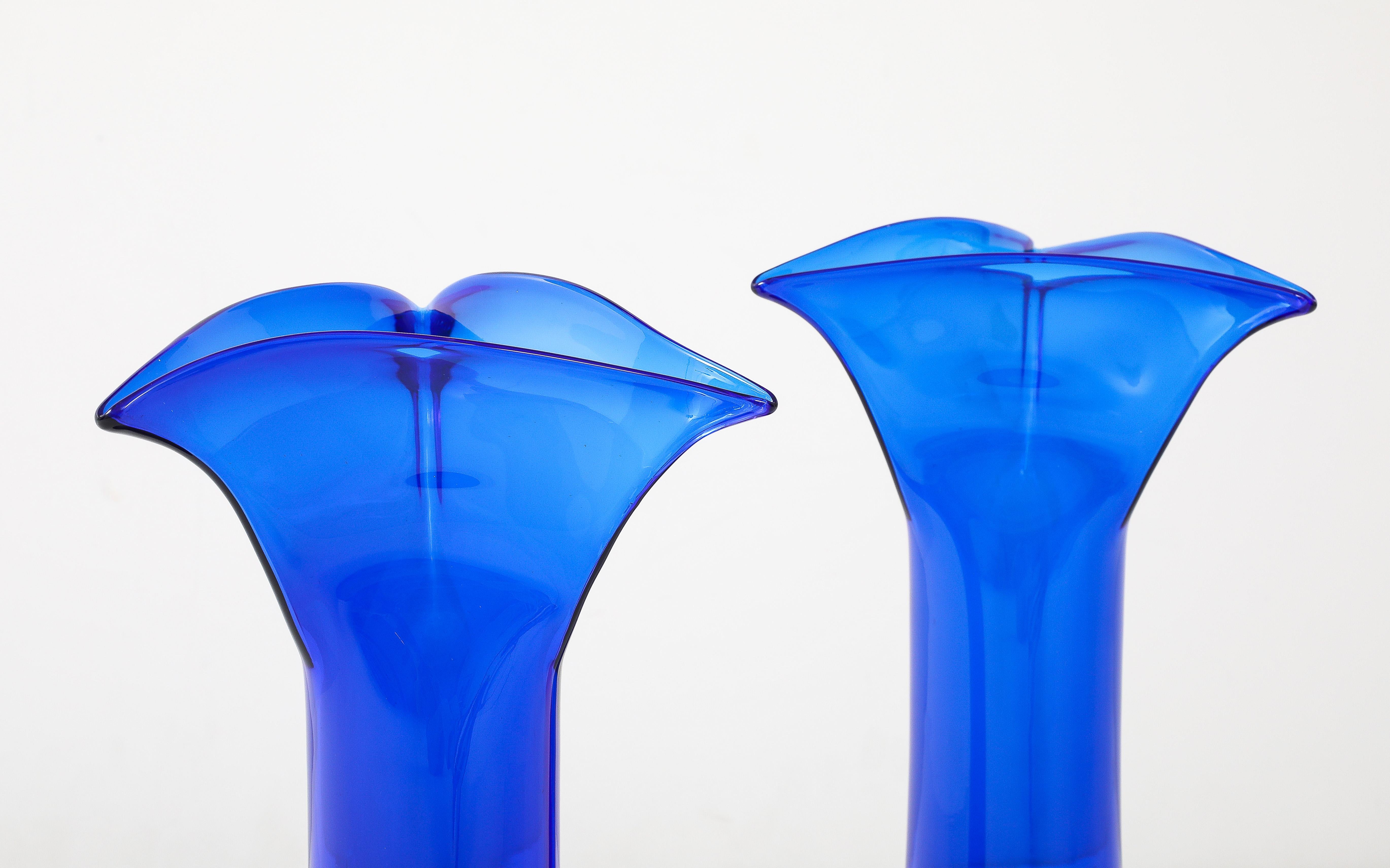 Vases sculpturaux en verre bleu soufflé à la main des années 1960 en vente 2