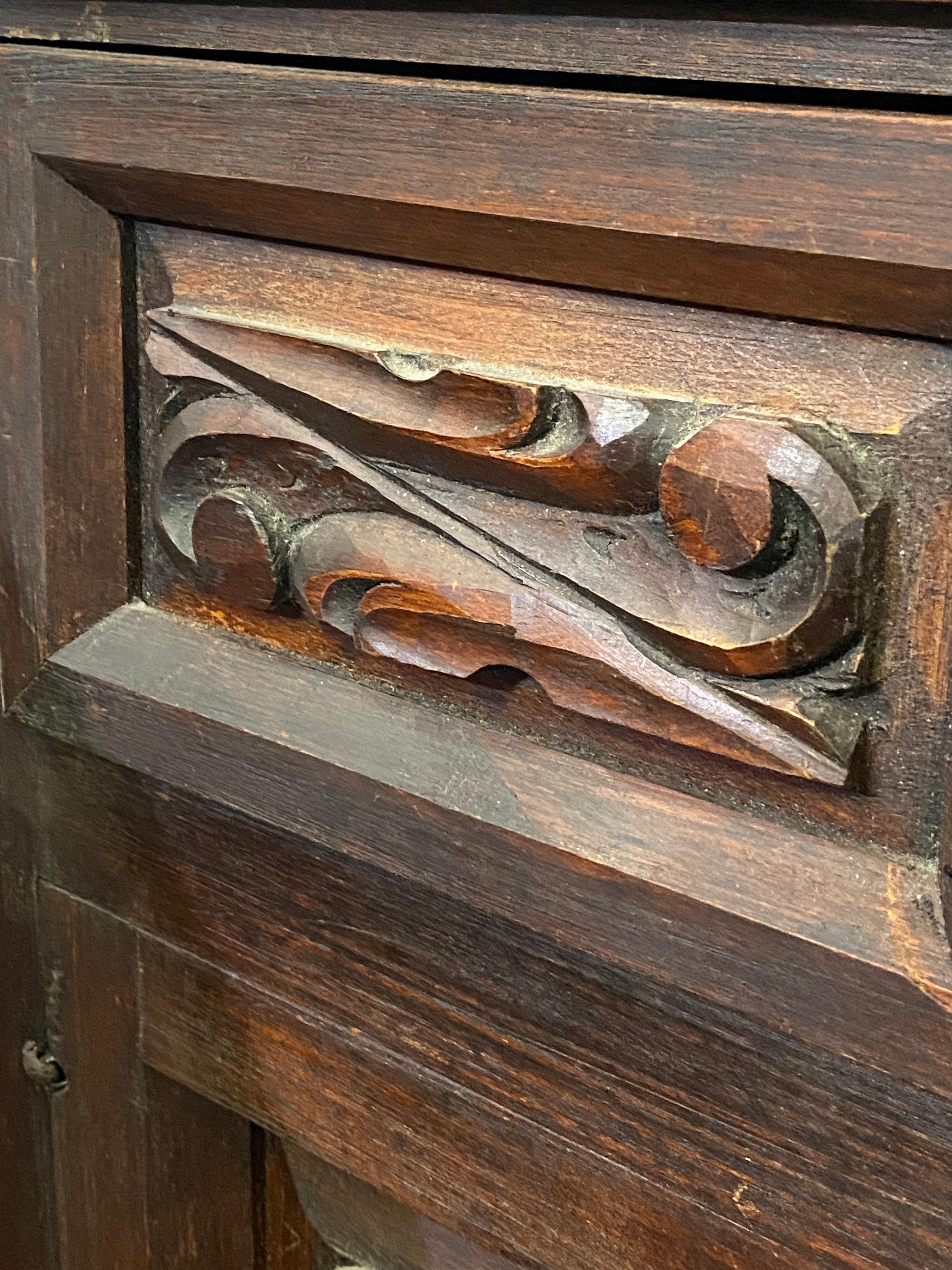 Paire de tables d'appoint à panneaux en relief de style Hacienda, sculptées à la main, datant des années 1960 en vente 2