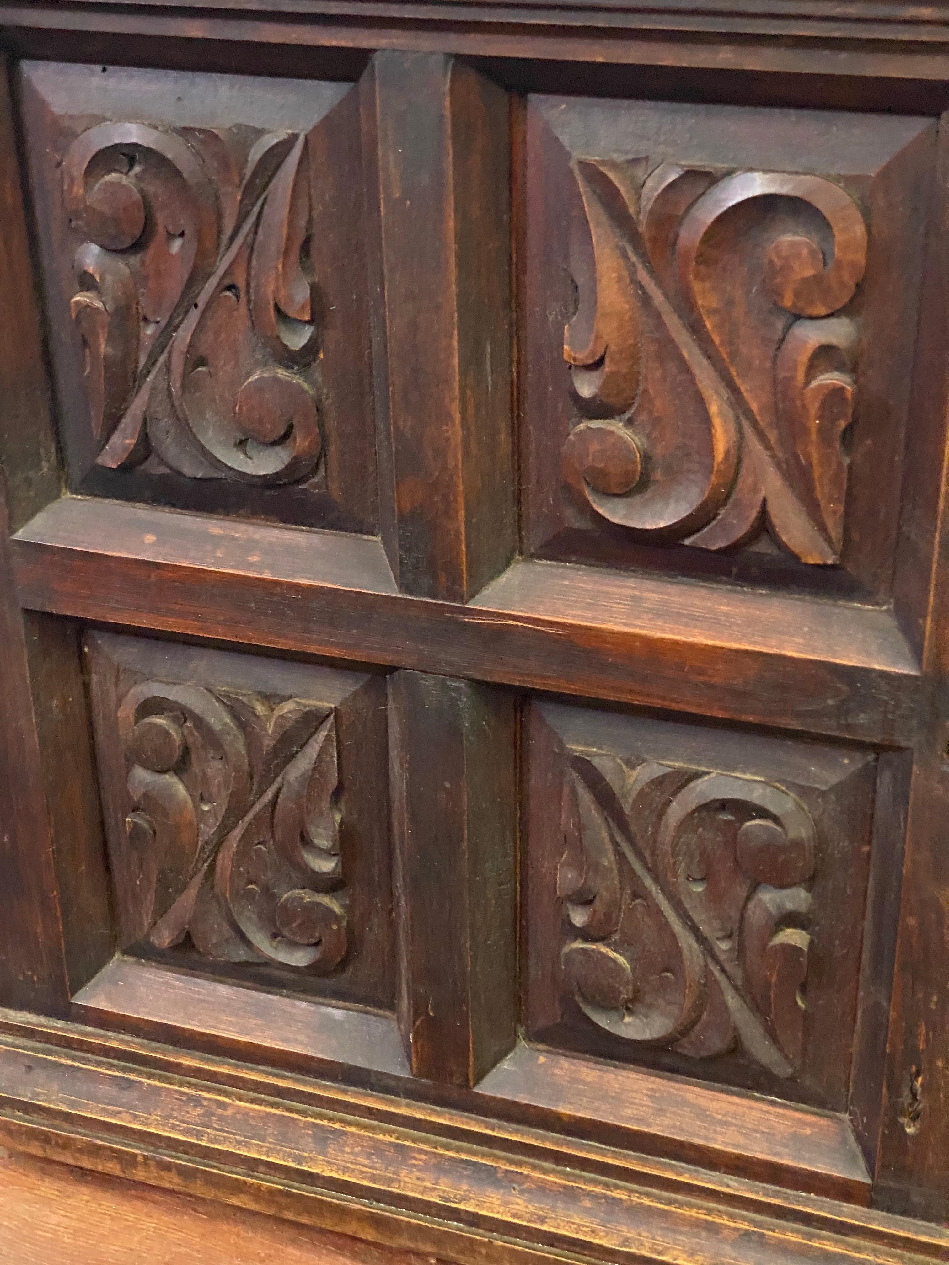 Paire de tables d'appoint à panneaux en relief de style Hacienda, sculptées à la main, datant des années 1960 en vente 3
