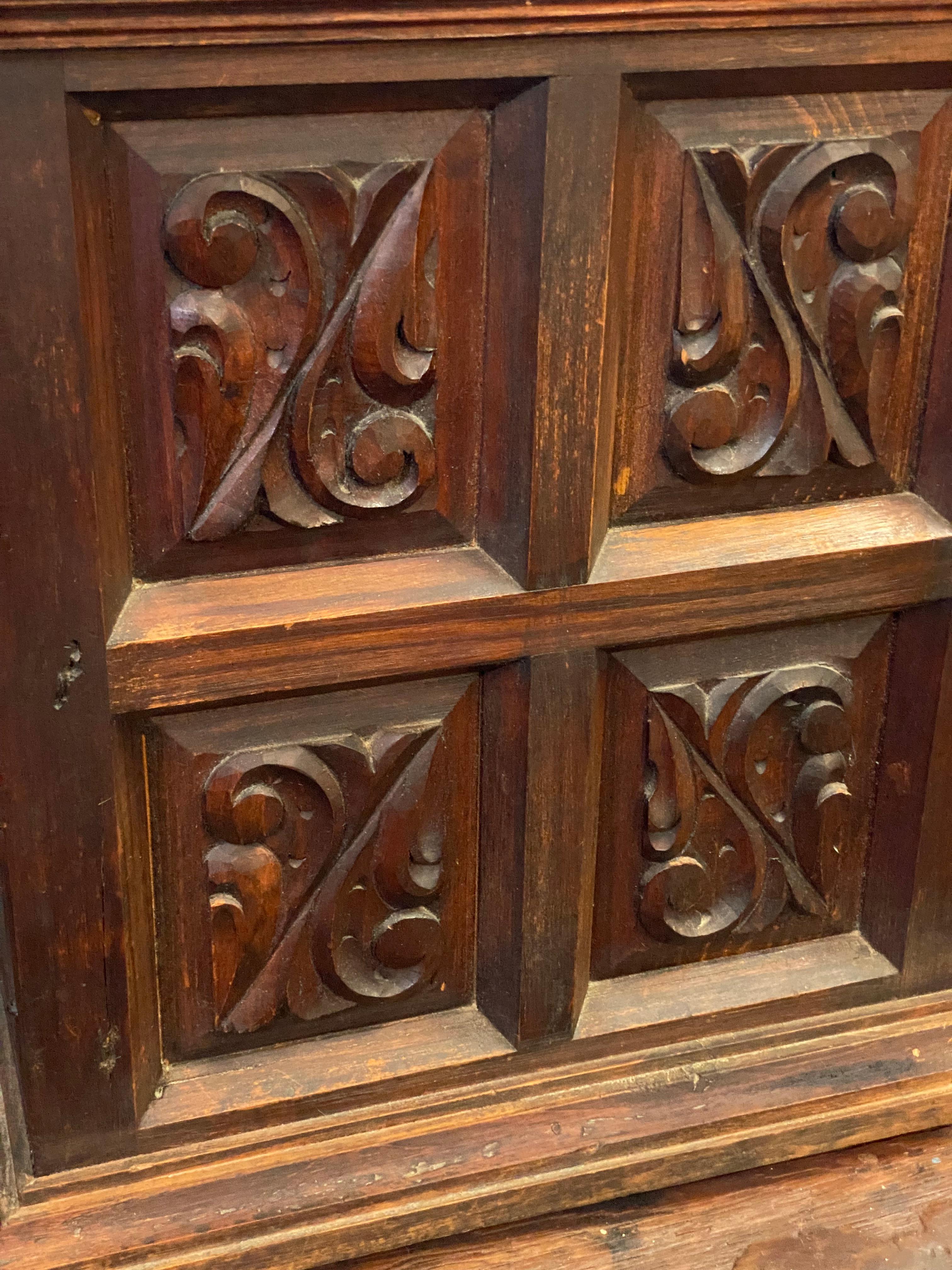 Paire de tables d'appoint à panneaux en relief de style Hacienda, sculptées à la main, datant des années 1960 en vente 4
