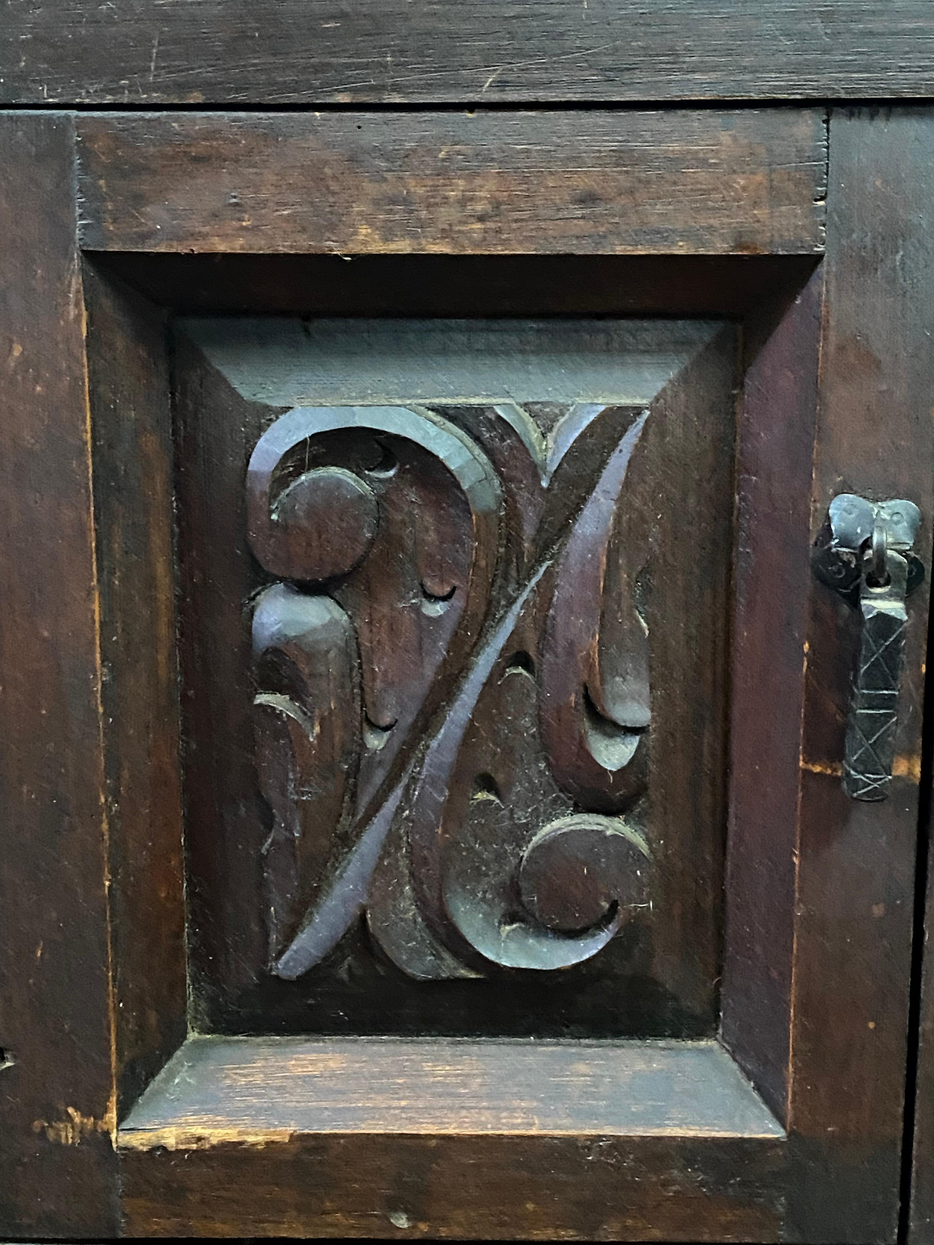 Paire de tables d'appoint à panneaux en relief de style Hacienda, sculptées à la main, datant des années 1960 en vente 5