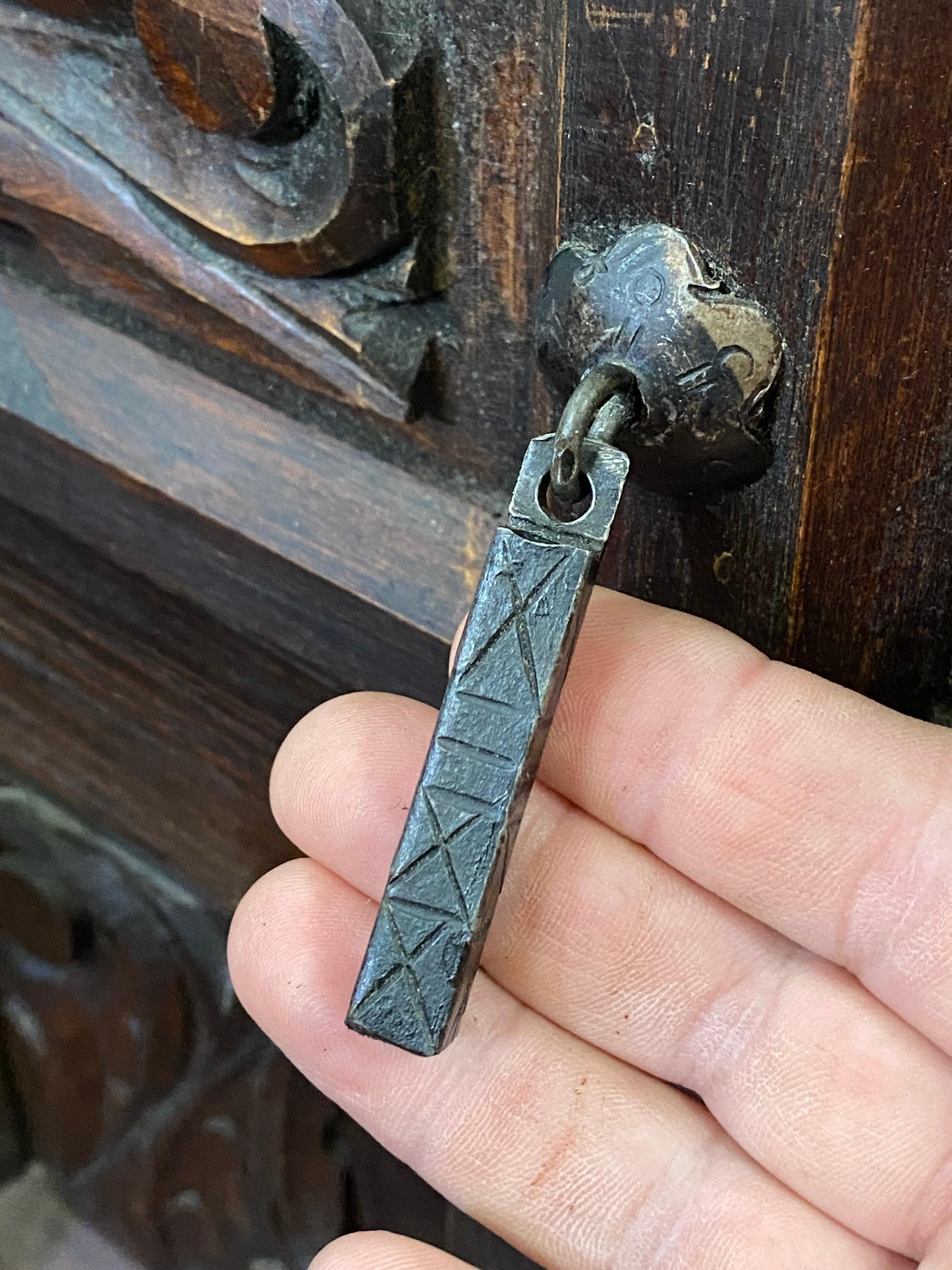 Paire de tables d'appoint à panneaux en relief de style Hacienda, sculptées à la main, datant des années 1960 en vente 6