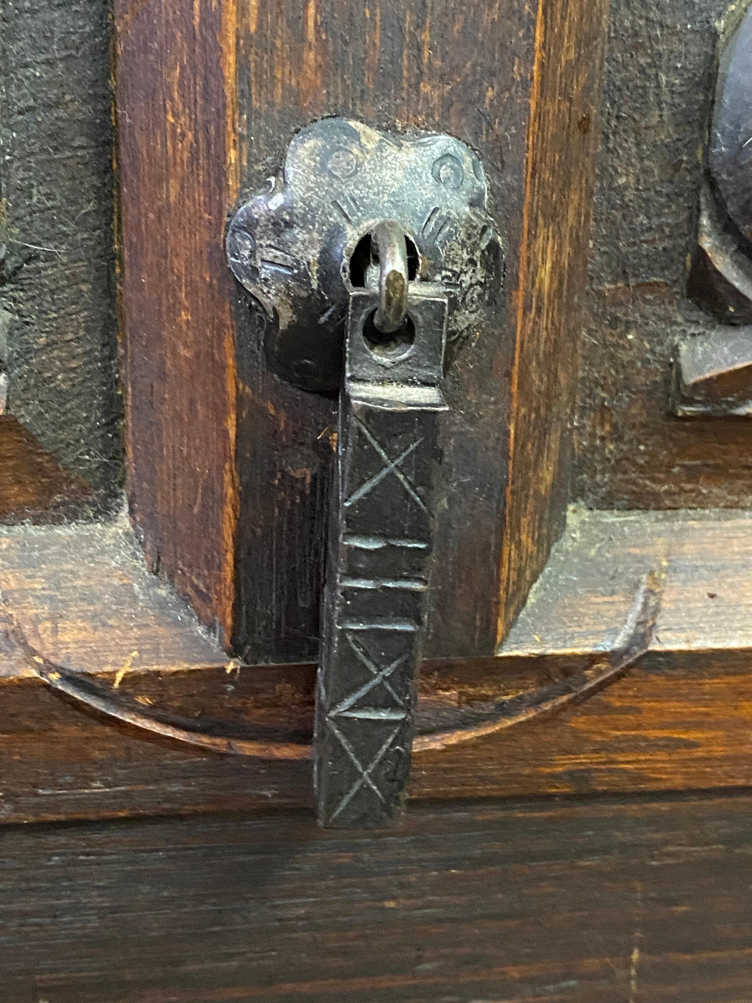 Paire de tables d'appoint à panneaux en relief de style Hacienda, sculptées à la main, datant des années 1960 en vente 7